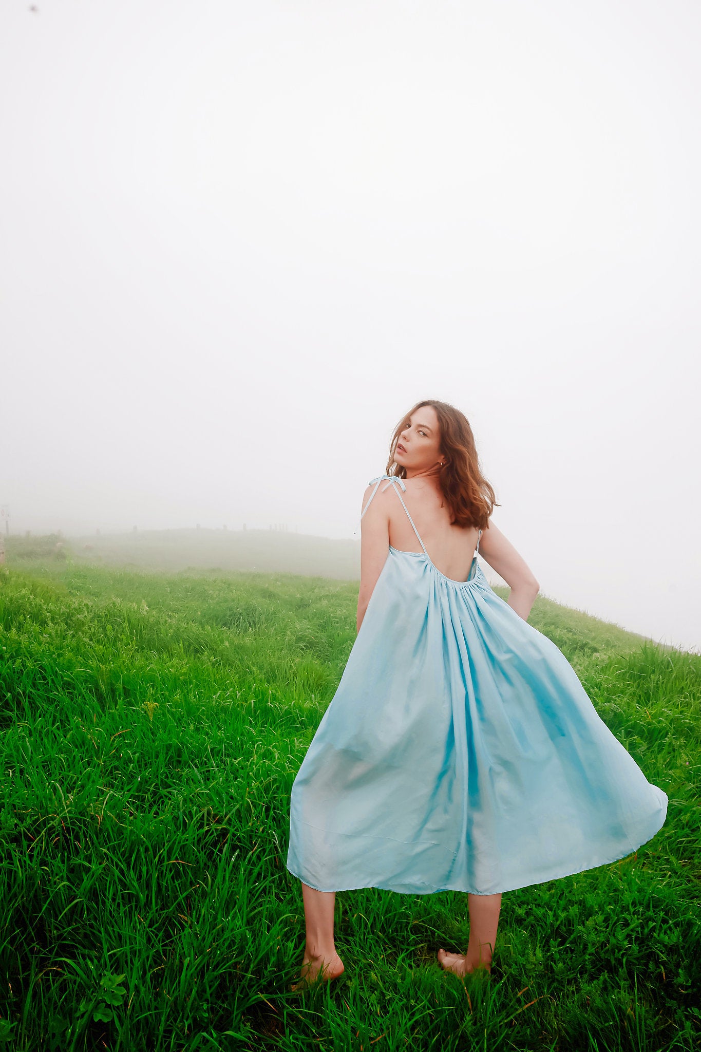 Robe d'été dos nu fluide légère en moussline de soie_robe en soie bleue ciel