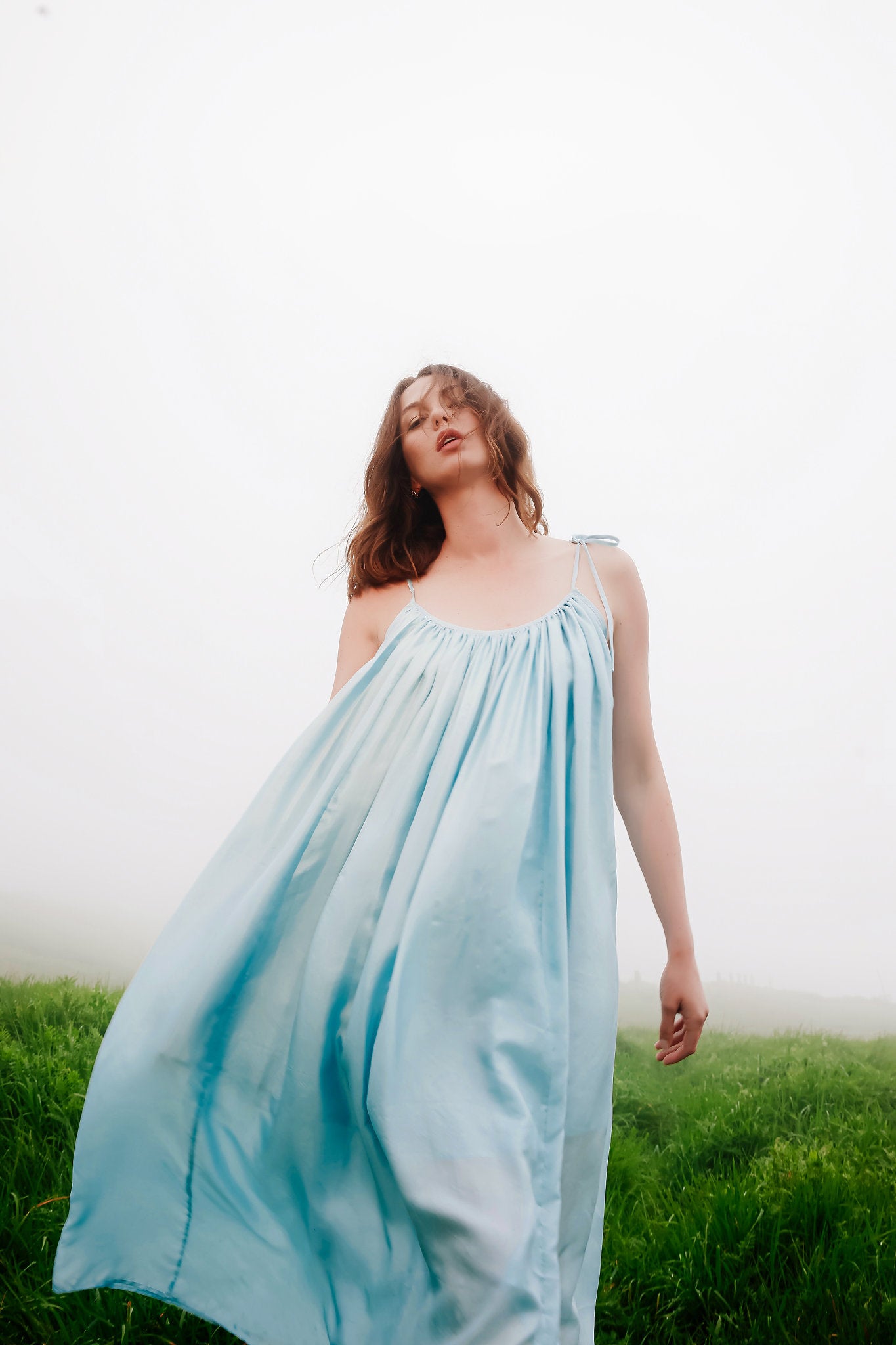 Robe d'été dos nu fluide légère en moussline de soie_robe en soie bleue ciel