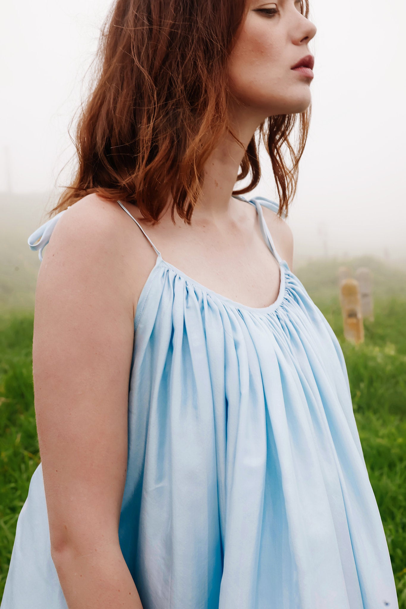Robe d'été dos nu fluide légère en moussline de soie_robe en soie bleue ciel