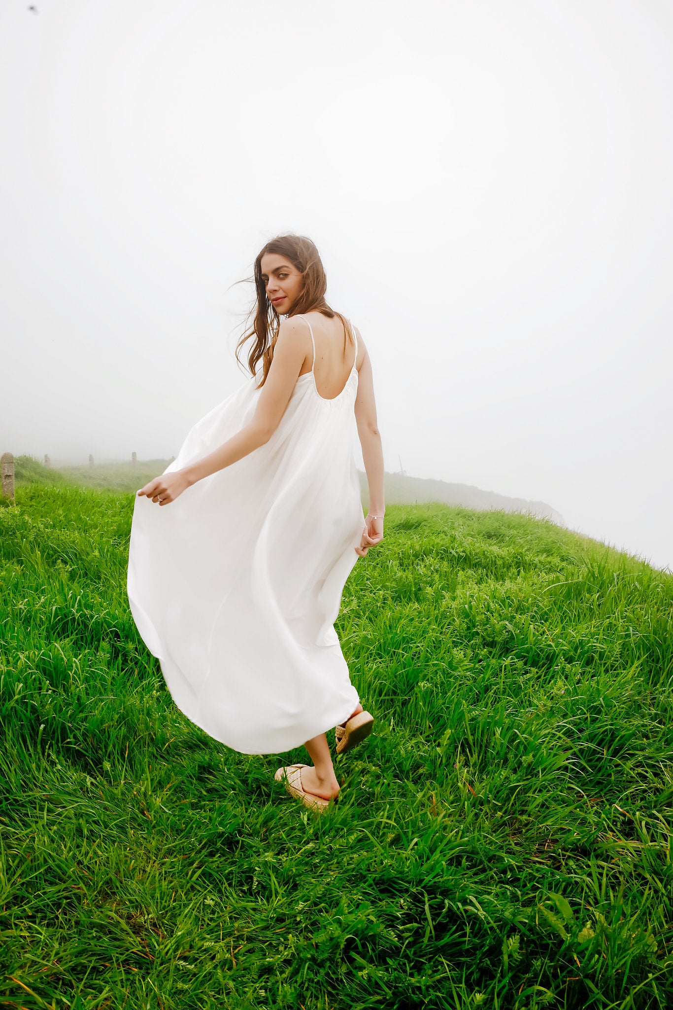 Robe d'été dos nu fluide légère en moussline de soie_robe en soie blanche