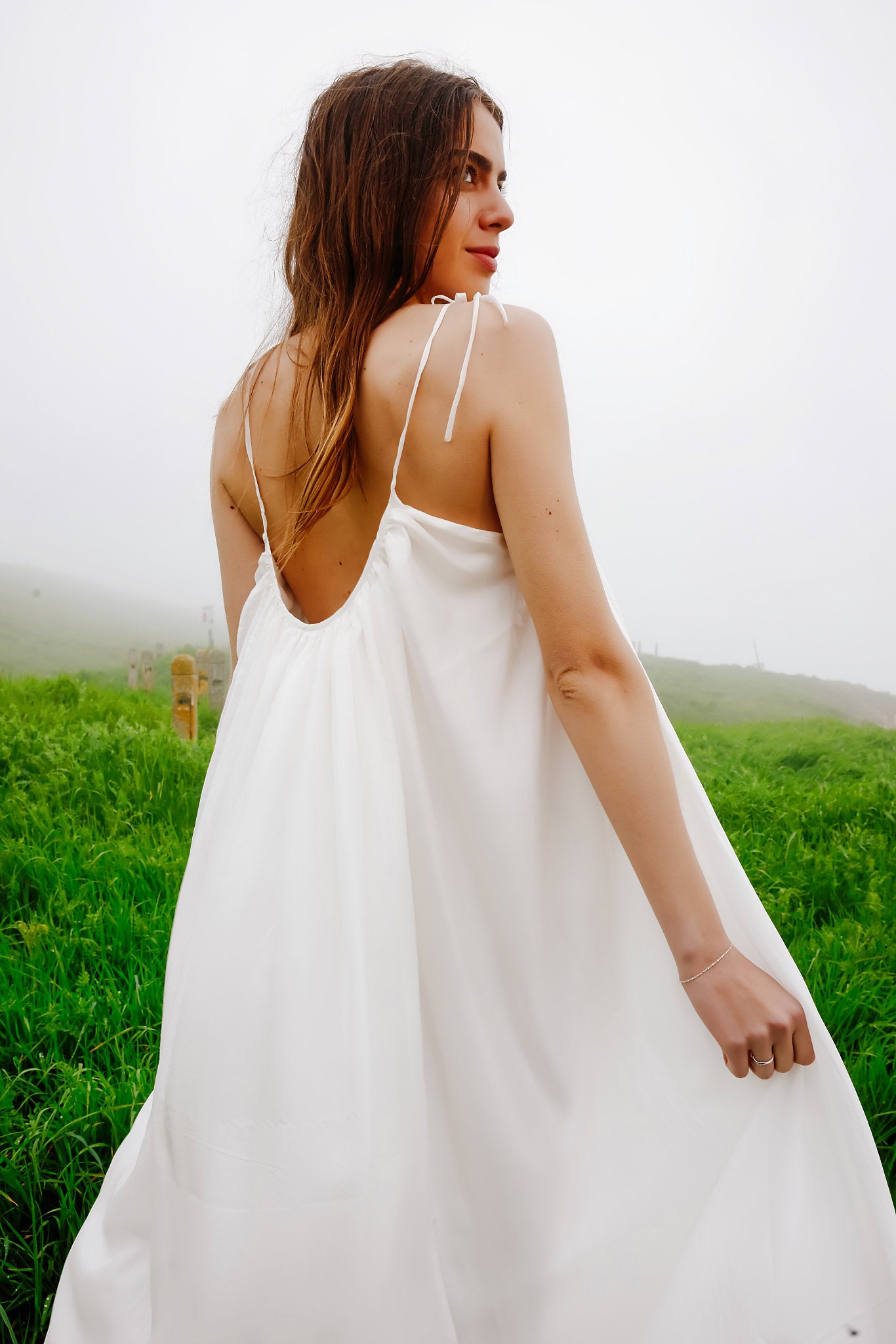 Robe d'été dos nu fluide légère en moussline de soie_robe en soie blanche