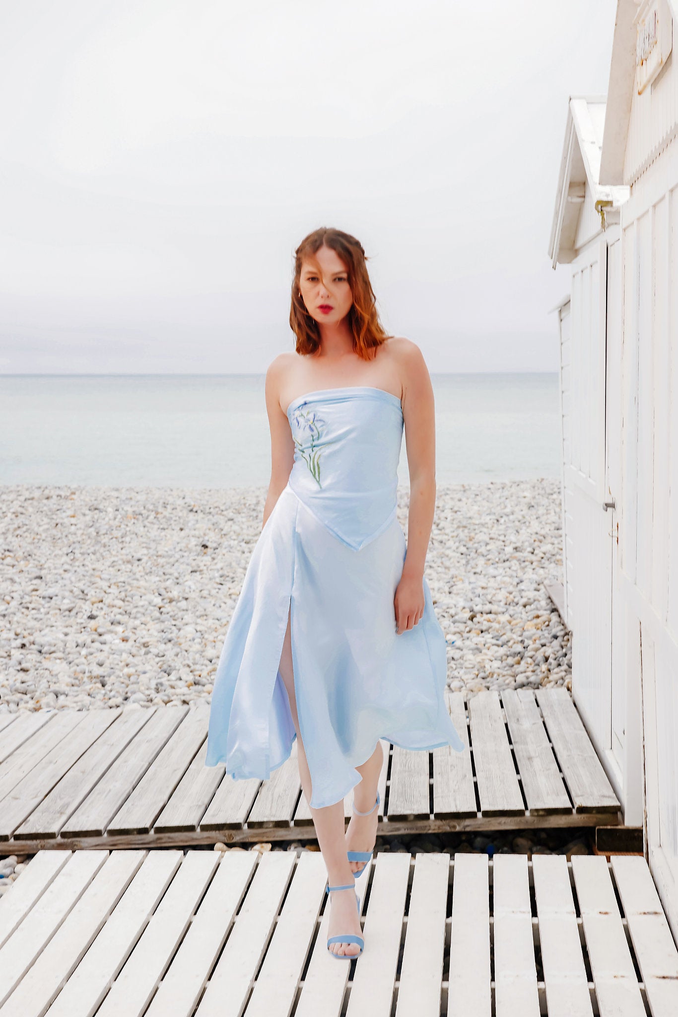 Carré de soie brodé main_couleur babyblue