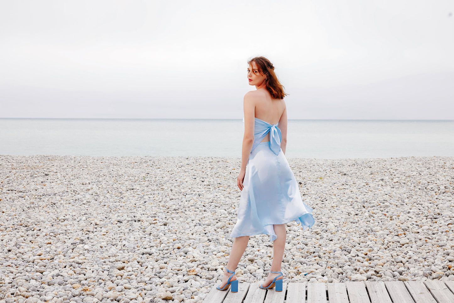 Carré de soie brodé main_couleur babyblue