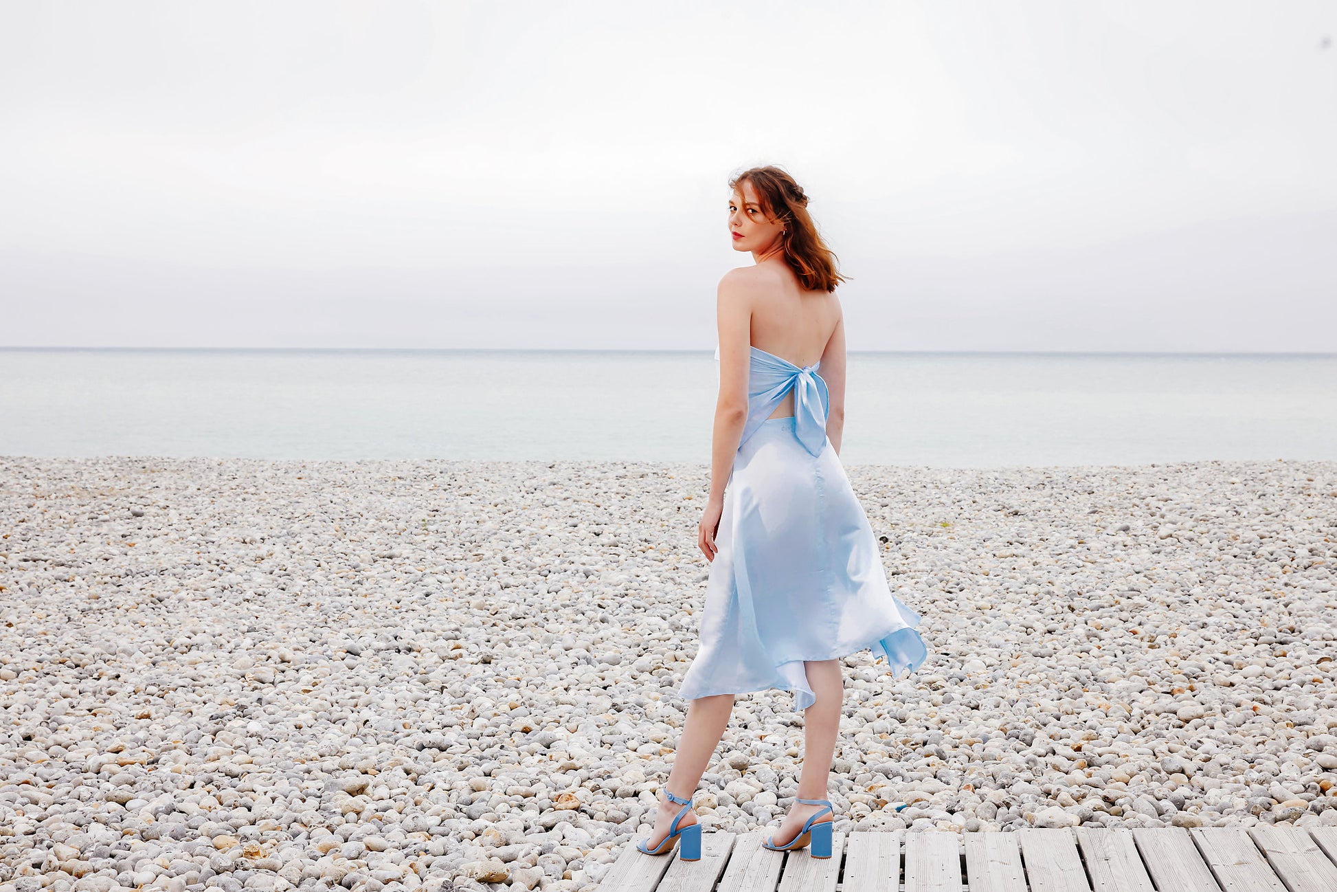 Carré de soie brodé main_couleur babyblue