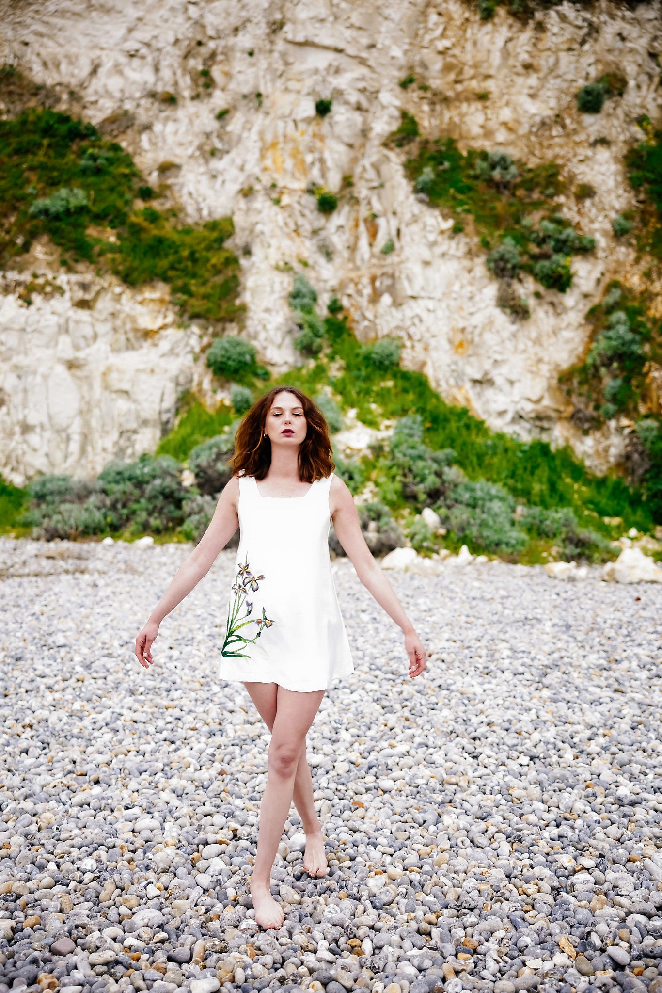 Mini-robe blanche col carré en soie brodée main