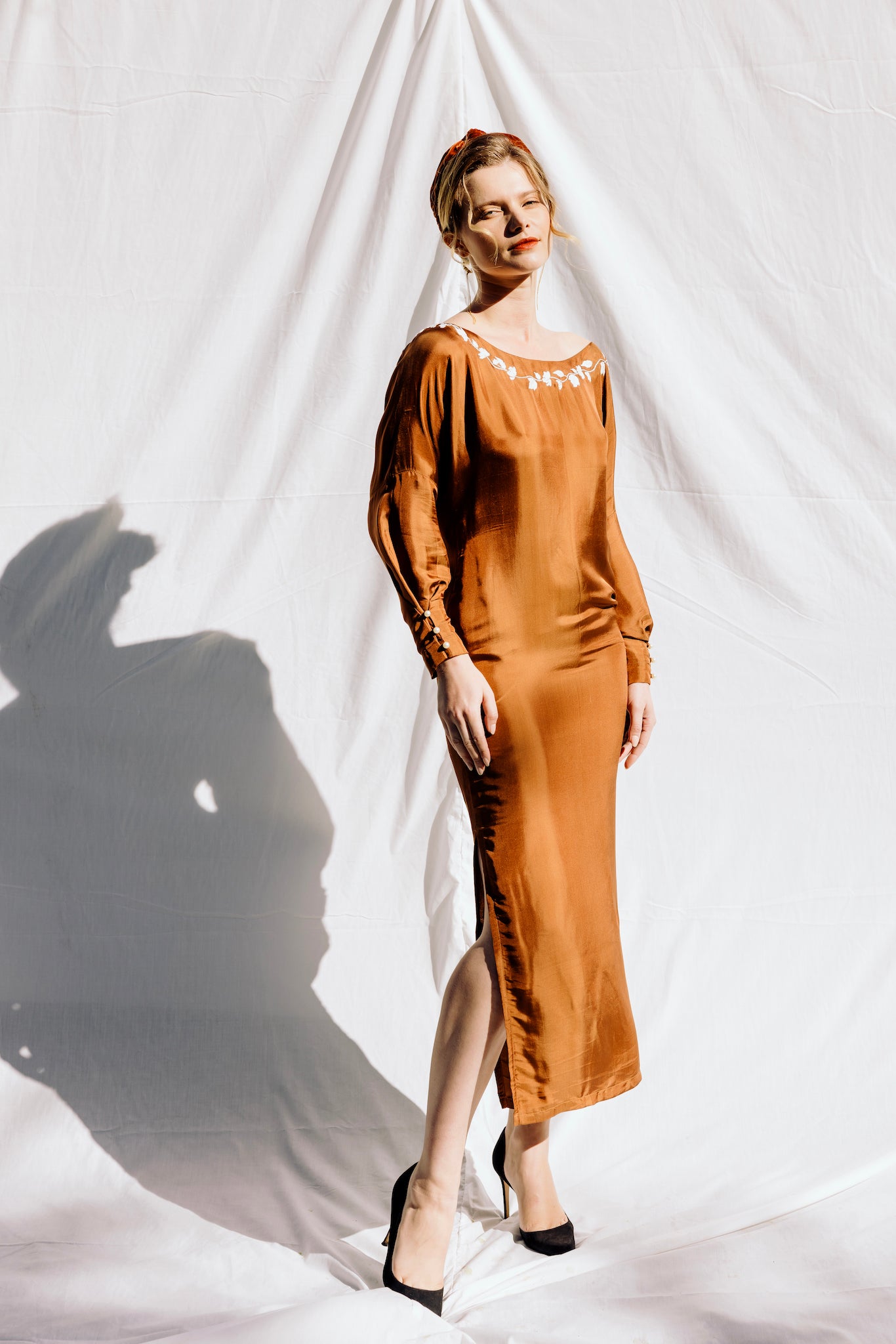 Robe dos nu en soie marron brodée à la main_Silk dress low back, hand embroidered