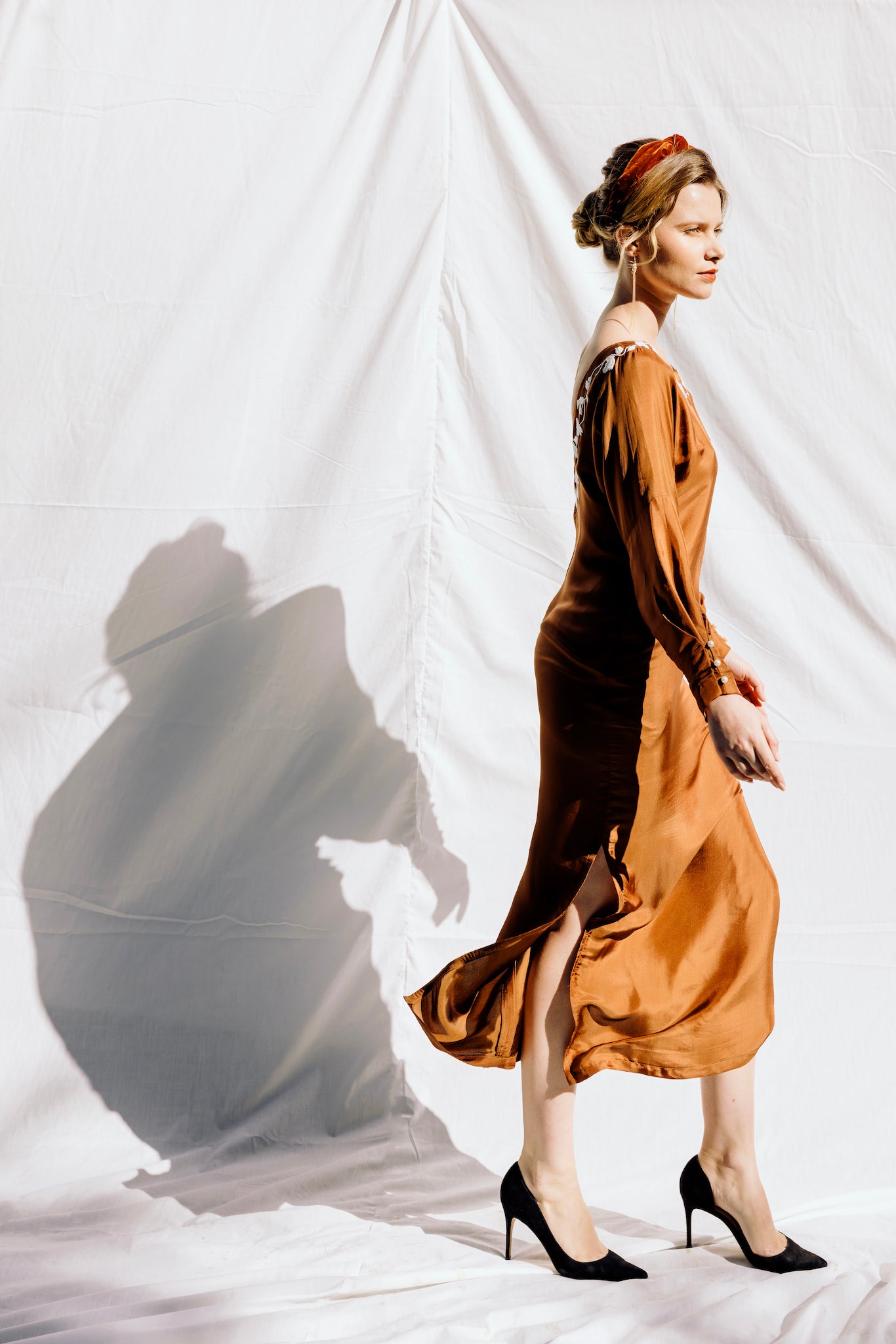 Robe dos nu en soie marron brodée à la main_Silk dress low back, hand embroidered
