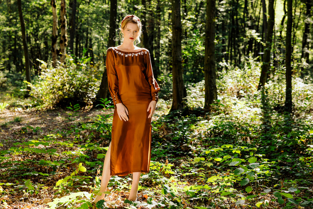 Robe dos nu en soie marron brodée à la main_Silk dress low back, hand embroidered