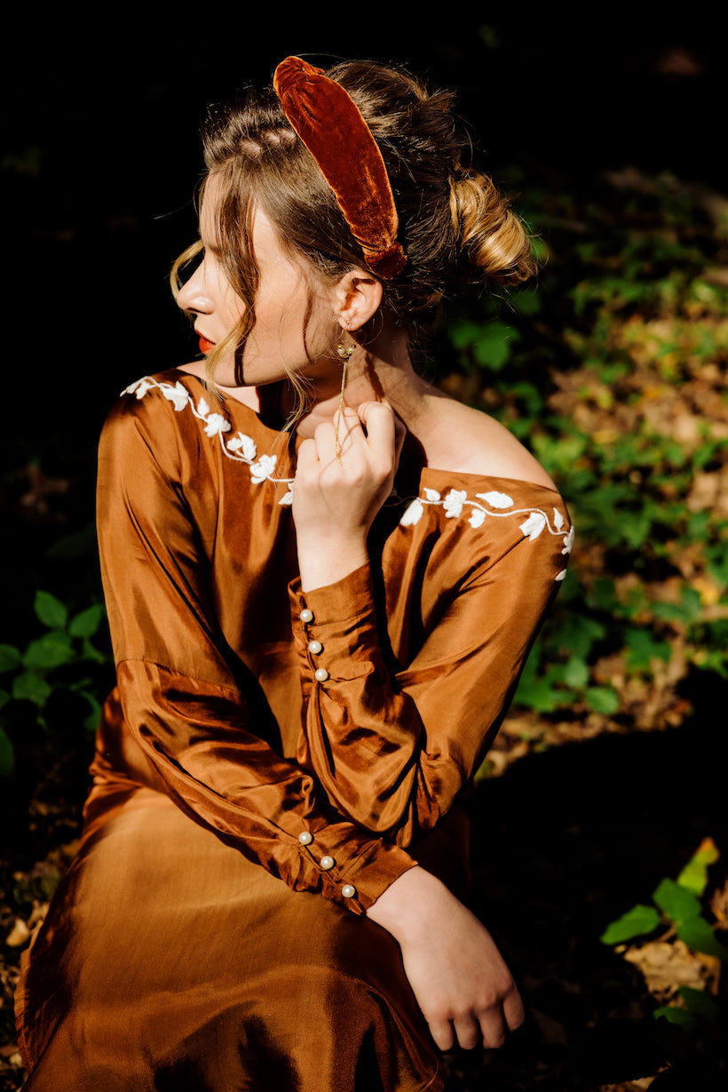 Robe dos nu en soie marron brodée à la main_Silk dress low back, hand embroidered