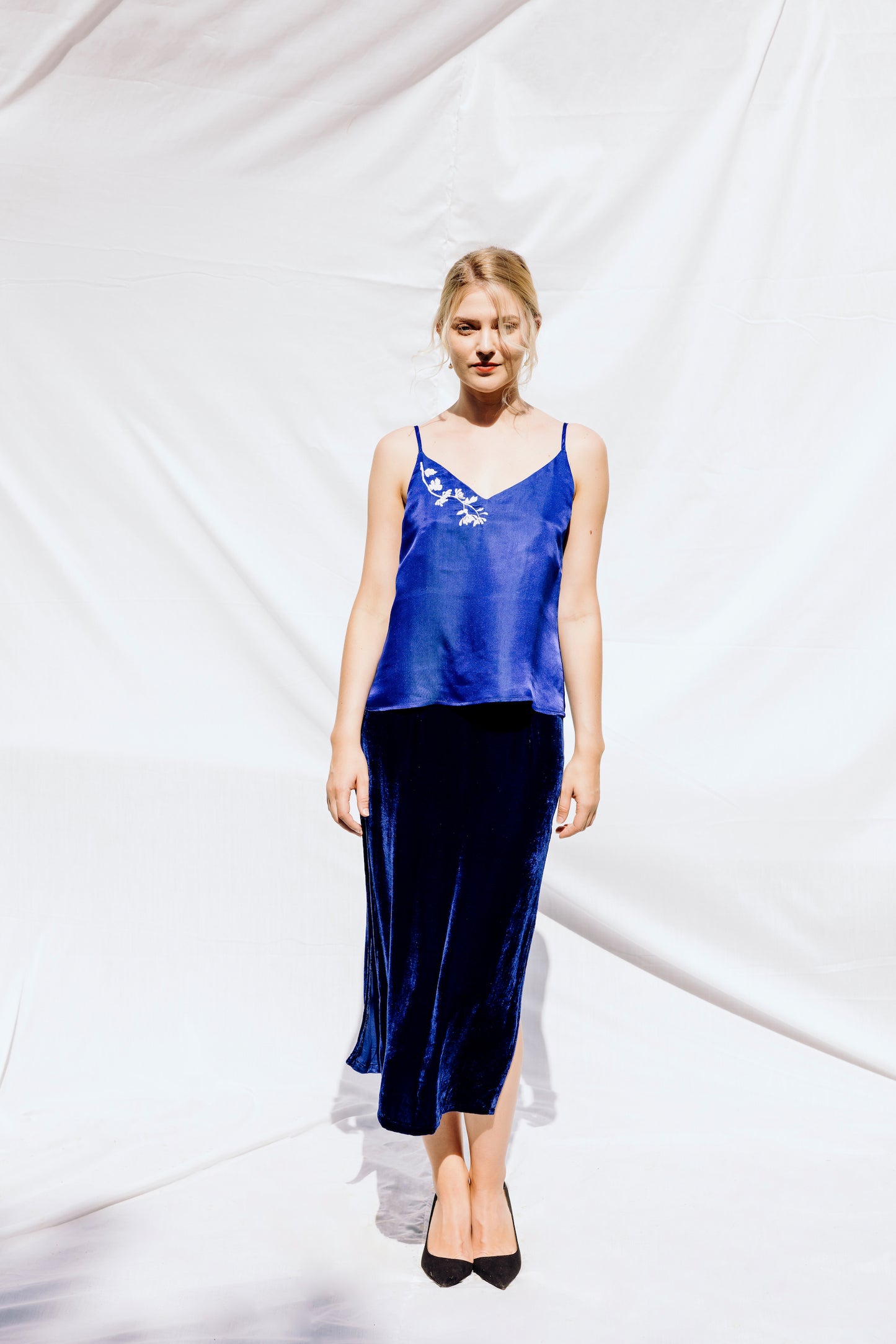 blue silk camisole hand embroidered_débardeur bleu en soie vietnamienne, motif floral brodé à la main