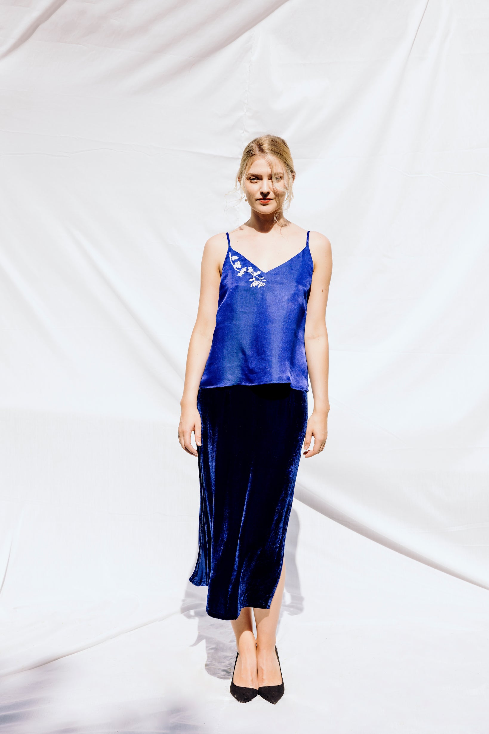 blue silk camisole hand embroidered_débardeur bleu en soie vietnamienne, motif floral brodé à la main