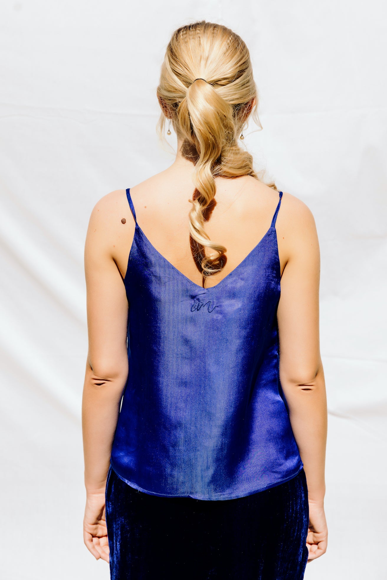 blue silk camisole hand embroidered_débardeur bleu en soie vietnamienne, motif floral brodé à la main