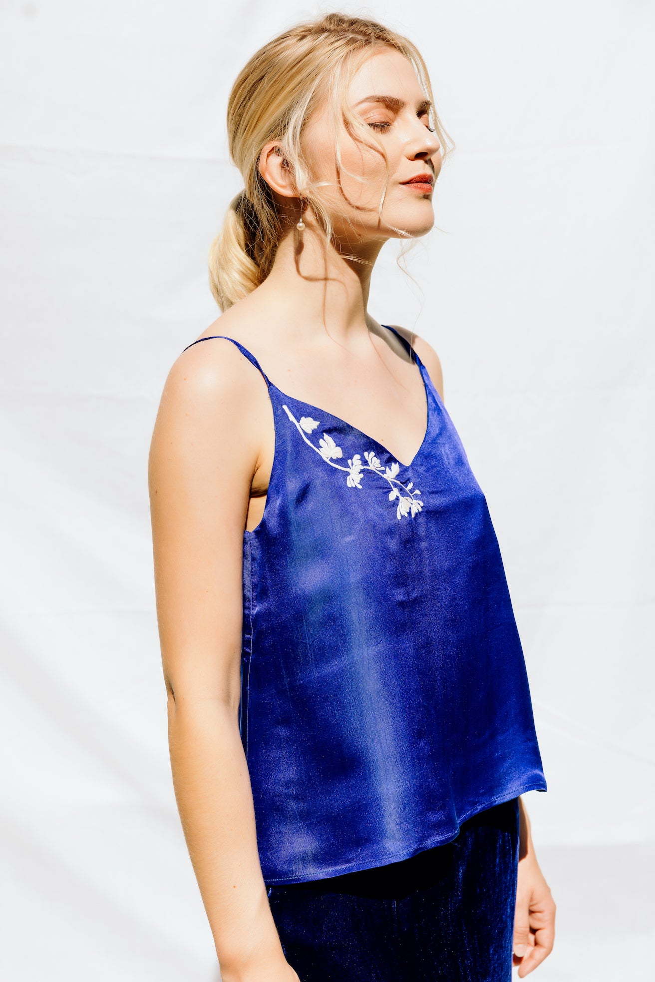 blue silk camisole hand embroidered_débardeur bleu en soie vietnamienne, motif floral brodé à la main