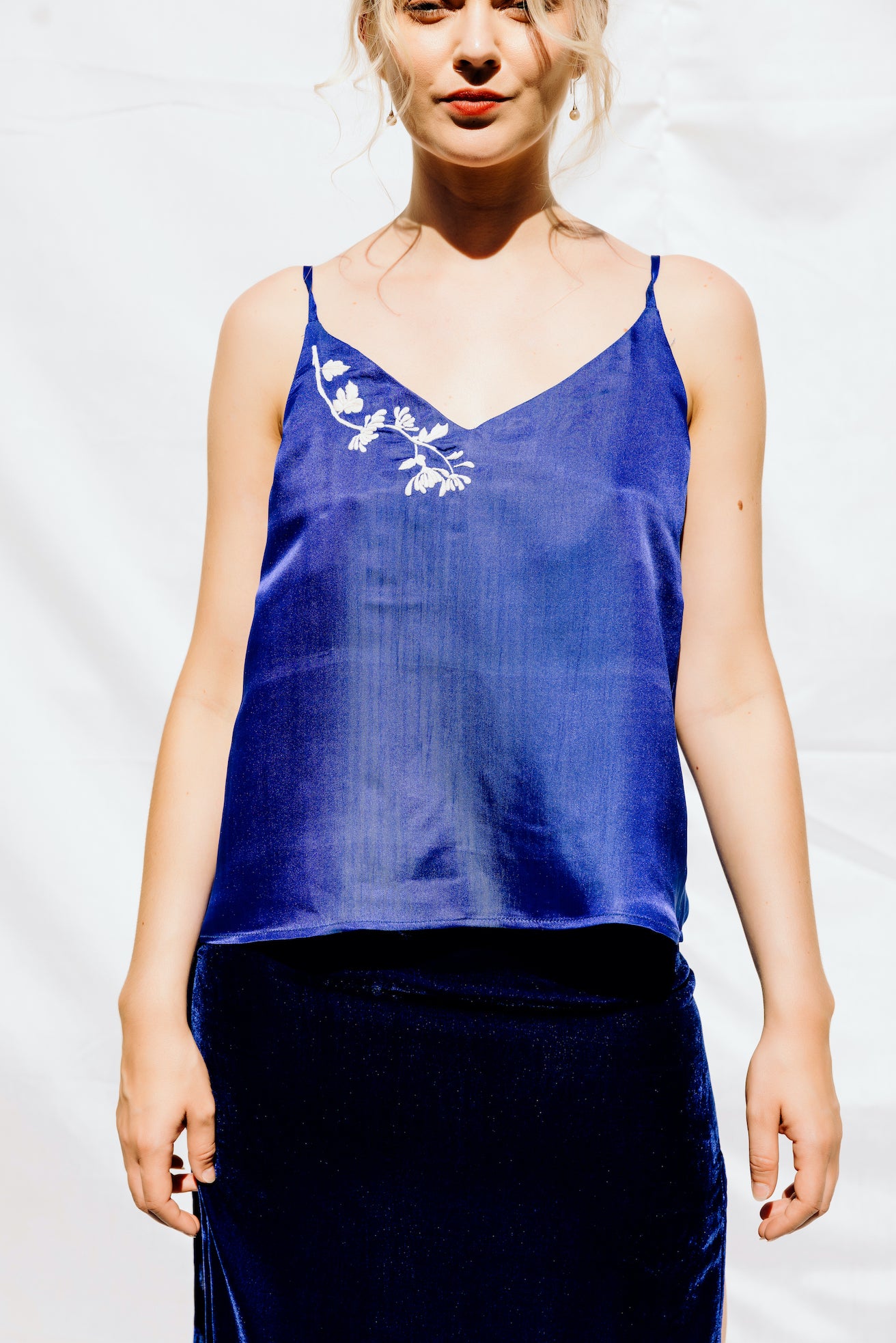 blue silk camisole hand embroidered_débardeur bleu en soie vietnamienne, motif floral brodé à la main