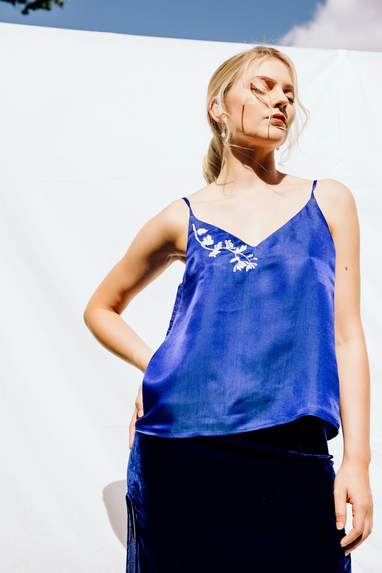 blue silk camisole hand embroidered_débardeur bleu en soie vietnamienne, motif floral brodé à la main