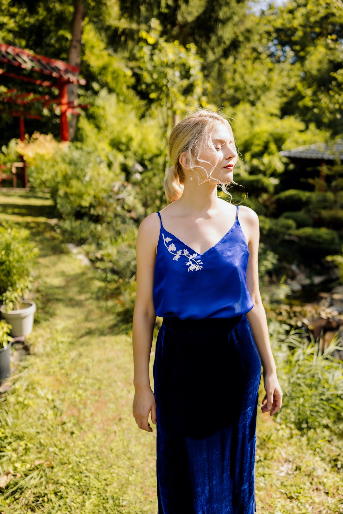 blue silk camisole hand embroidered_débardeur bleu en soie vietnamienne, motif floral brodé à la main