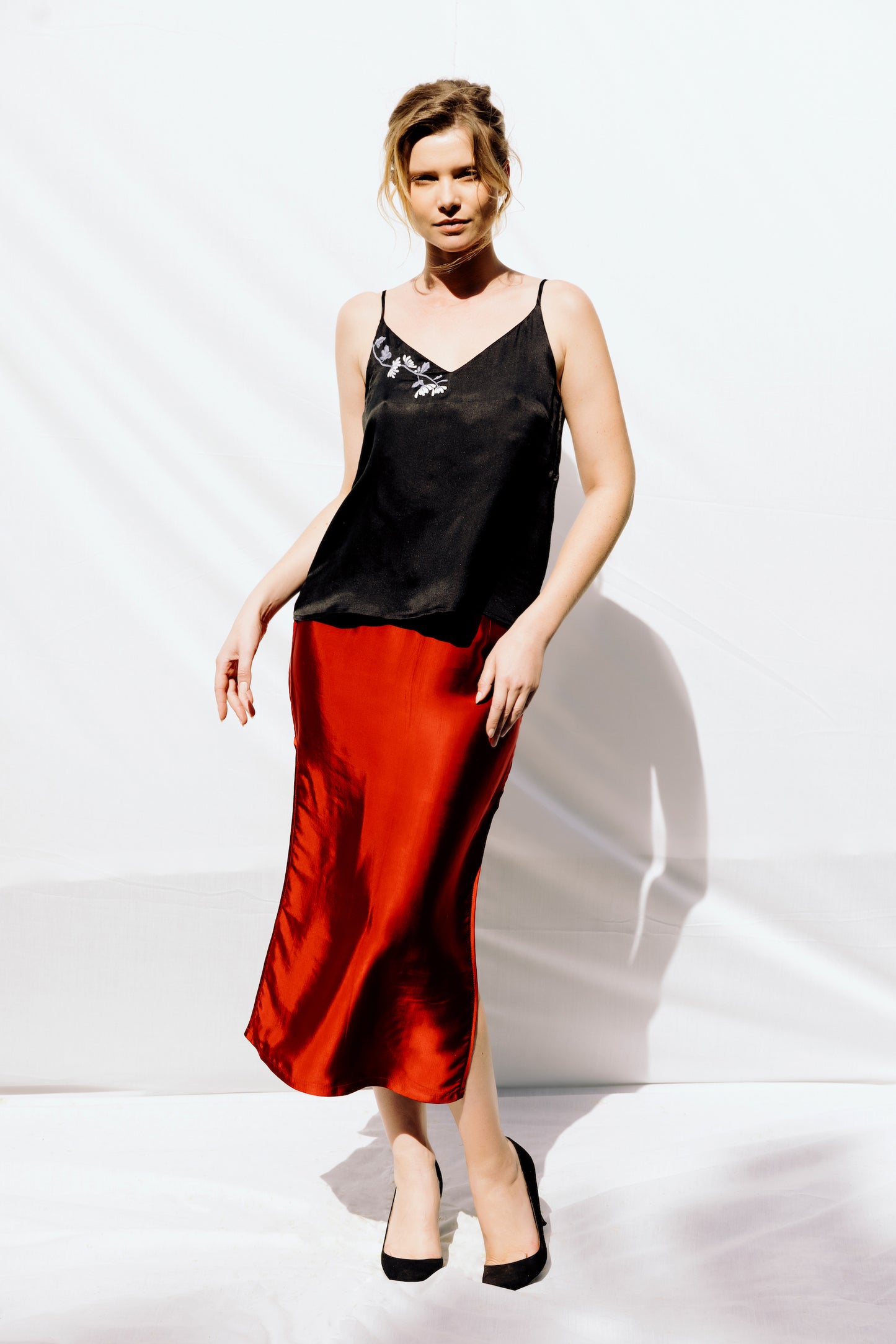 noir silk camisole hand embroidered_débardeur noir en soie vietnamienne, motif floral brodé à la main