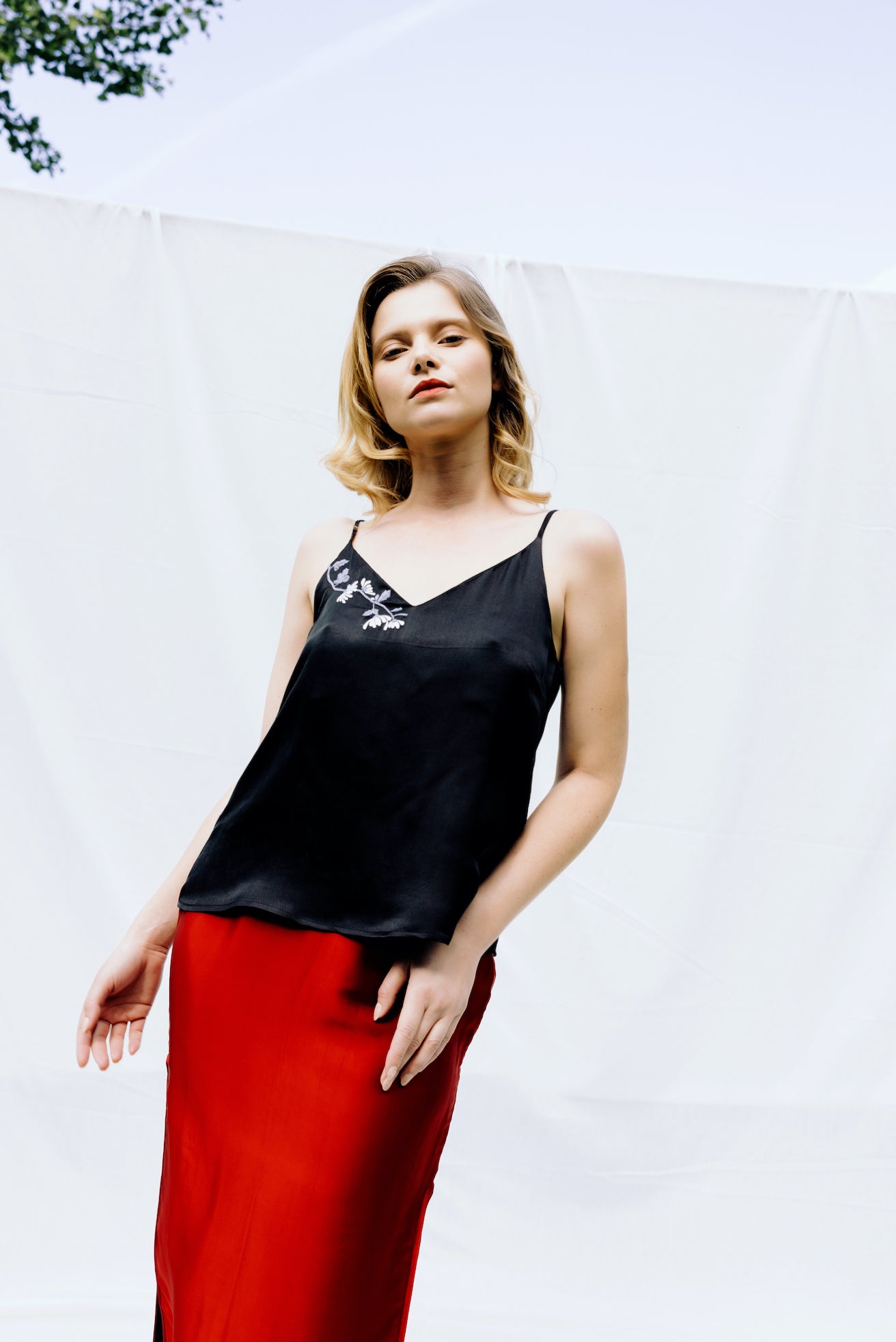 noir silk camisole hand embroidered_débardeur noir en soie vietnamienne, motif floral brodé à la main