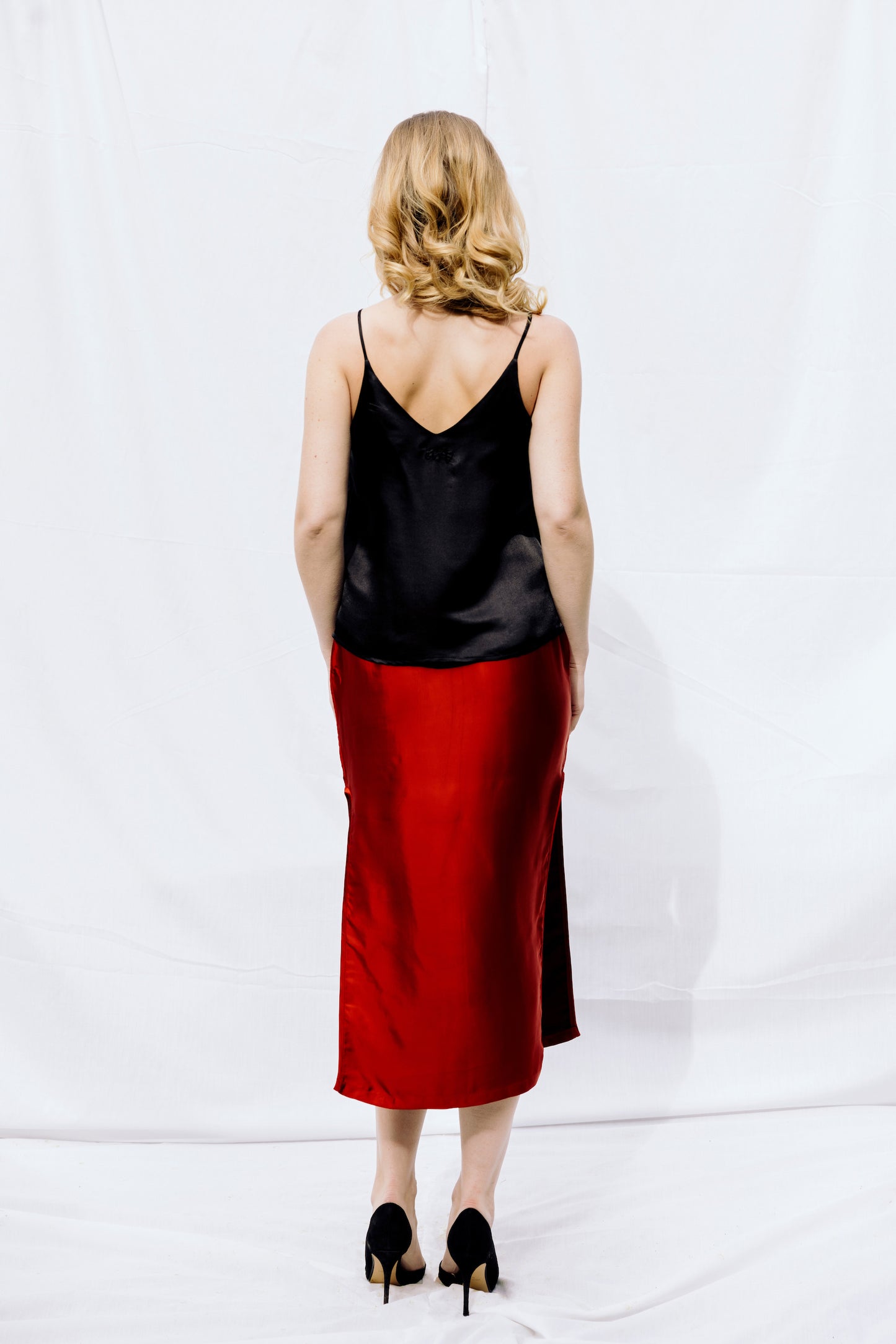 noir silk camisole hand embroidered_débardeur noir en soie vietnamienne, motif floral brodé à la main