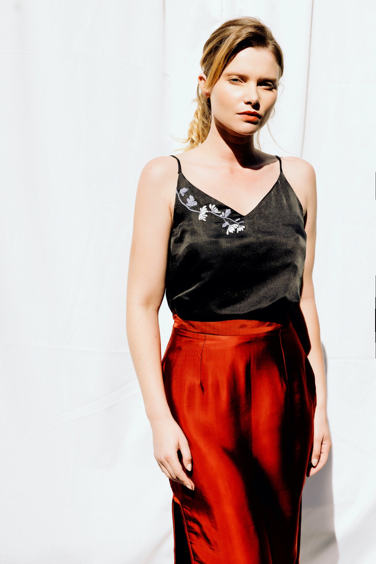 noir silk camisole hand embroidered_débardeur noir en soie vietnamienne, motif floral brodé à la main