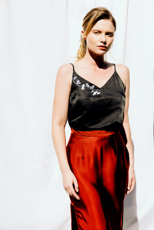 noir silk camisole hand embroidered_débardeur noir en soie vietnamienne, motif floral brodé à la main
