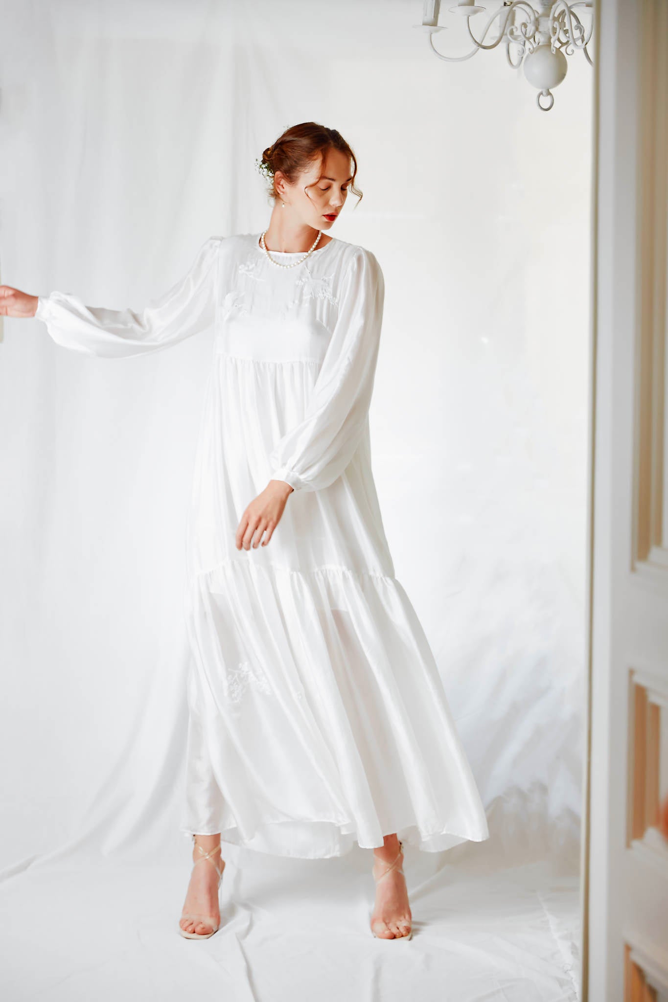Robe longue en mousseline de soie blanche brodée à la main
