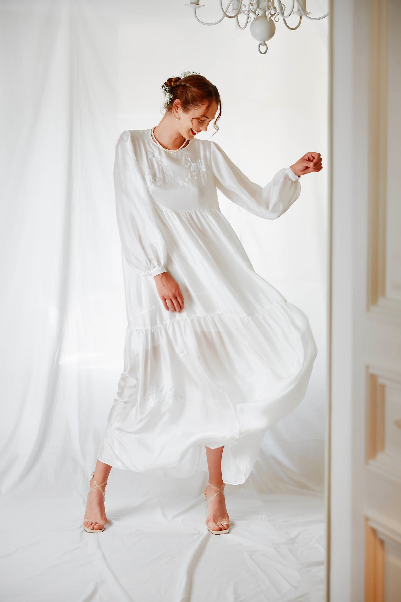 Robe longue en mousseline de soie blanche brodée à la main