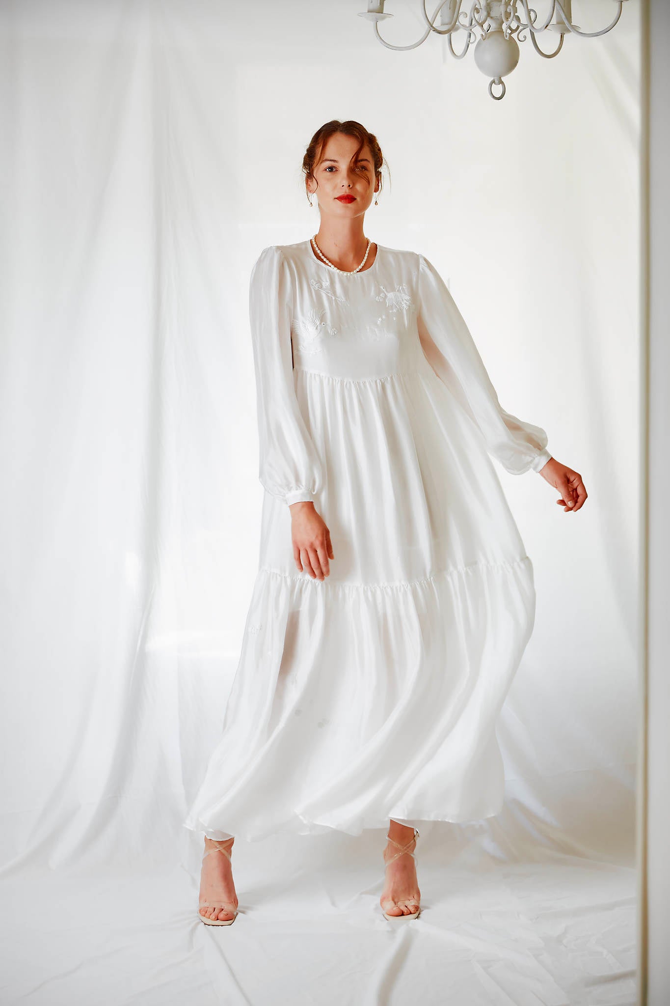 Robe longue en mousseline de soie blanche brodée à la main