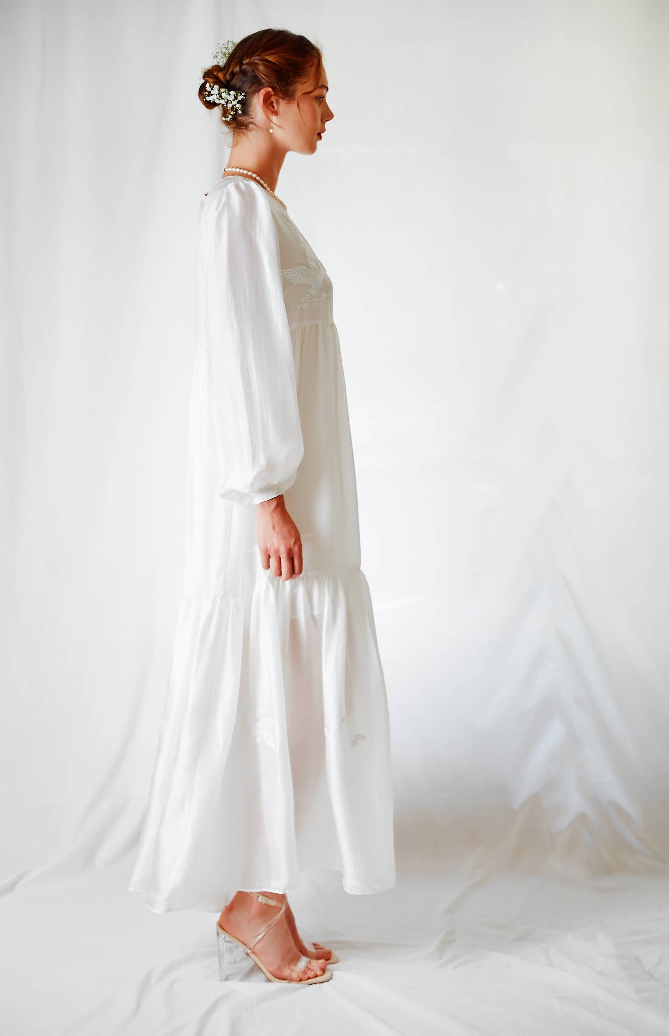 Robe longue en mousseline de soie blanche brodée à la main