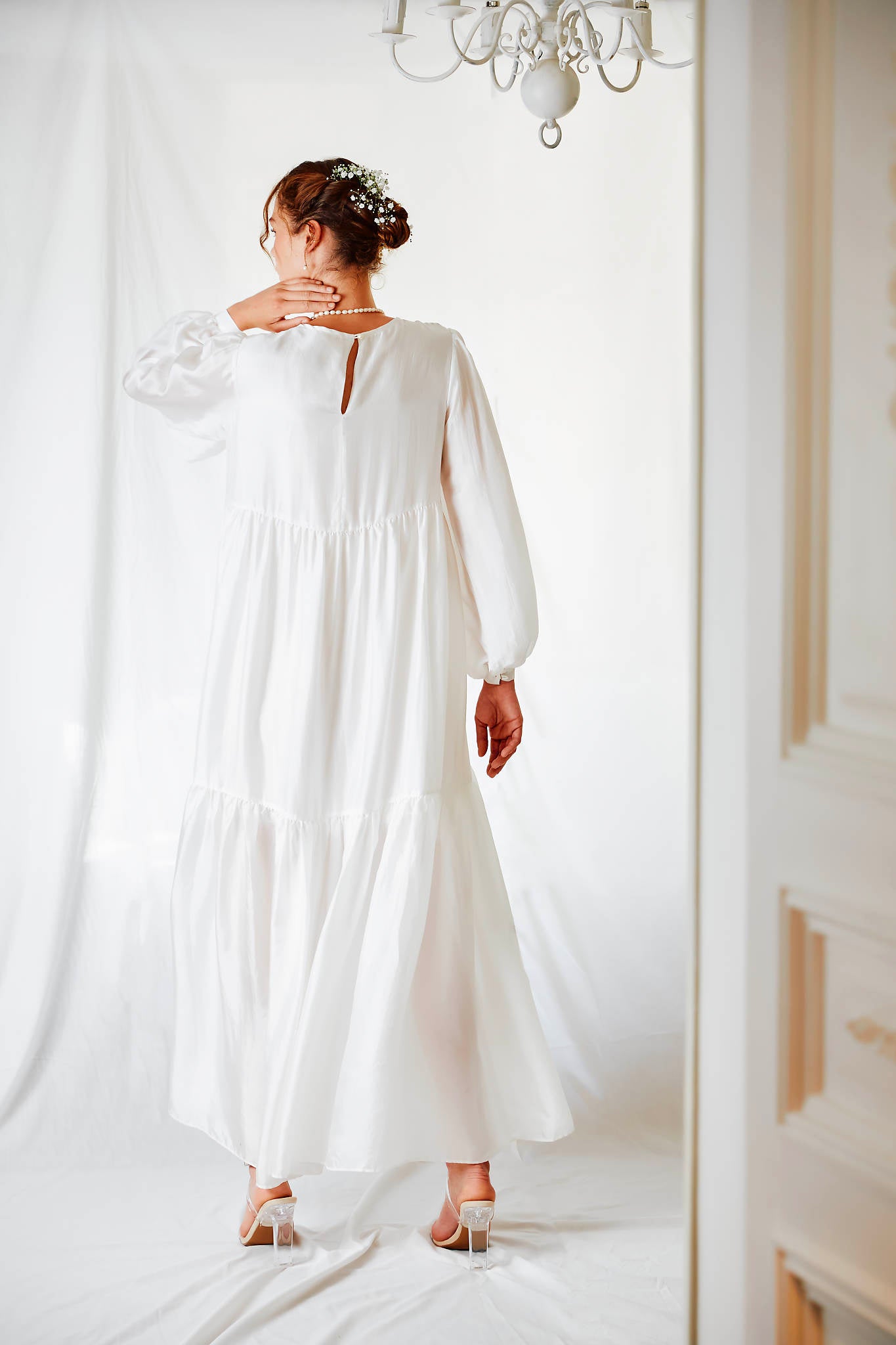 Robe longue en mousseline de soie blanche brodée à la main