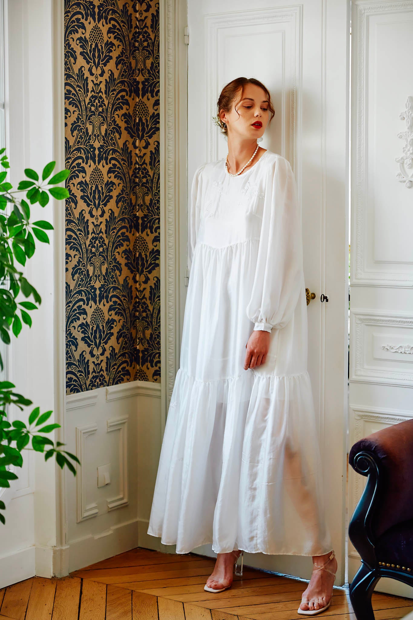 Robe longue en mousseline de soie blanche brodée à la main