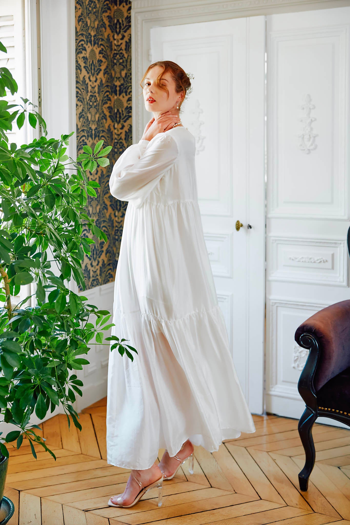 Robe longue en mousseline de soie blanche brodée à la main