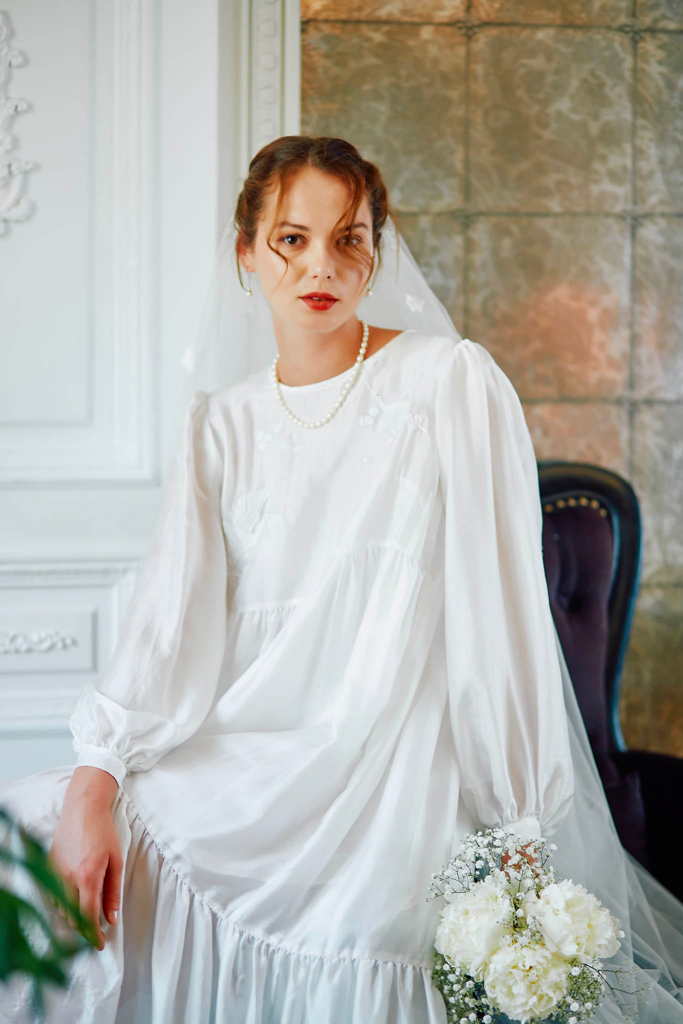 Robe longue en mousseline de soie blanche brodée à la main