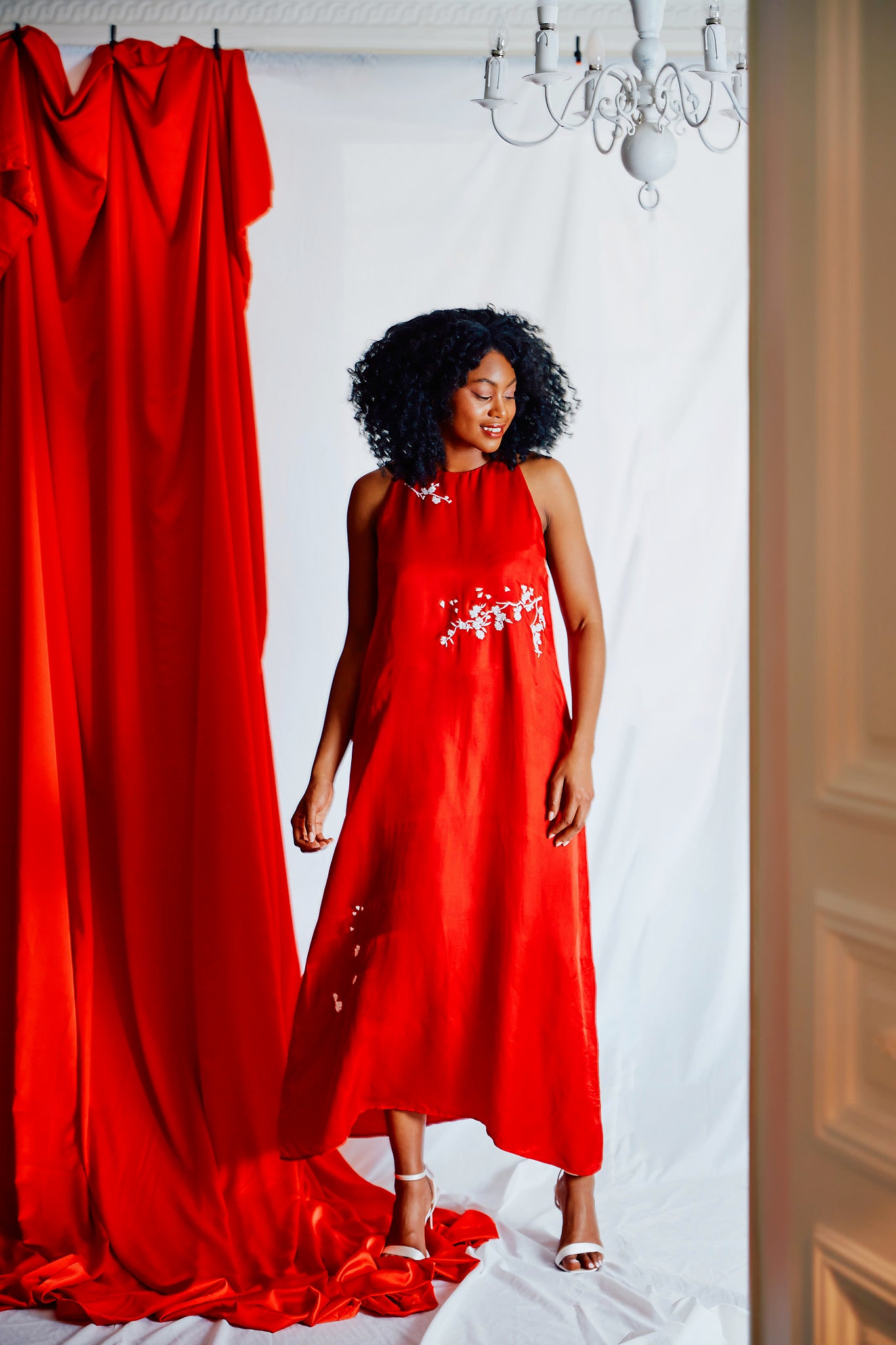 Robe longue rouge en soie brodée à la main