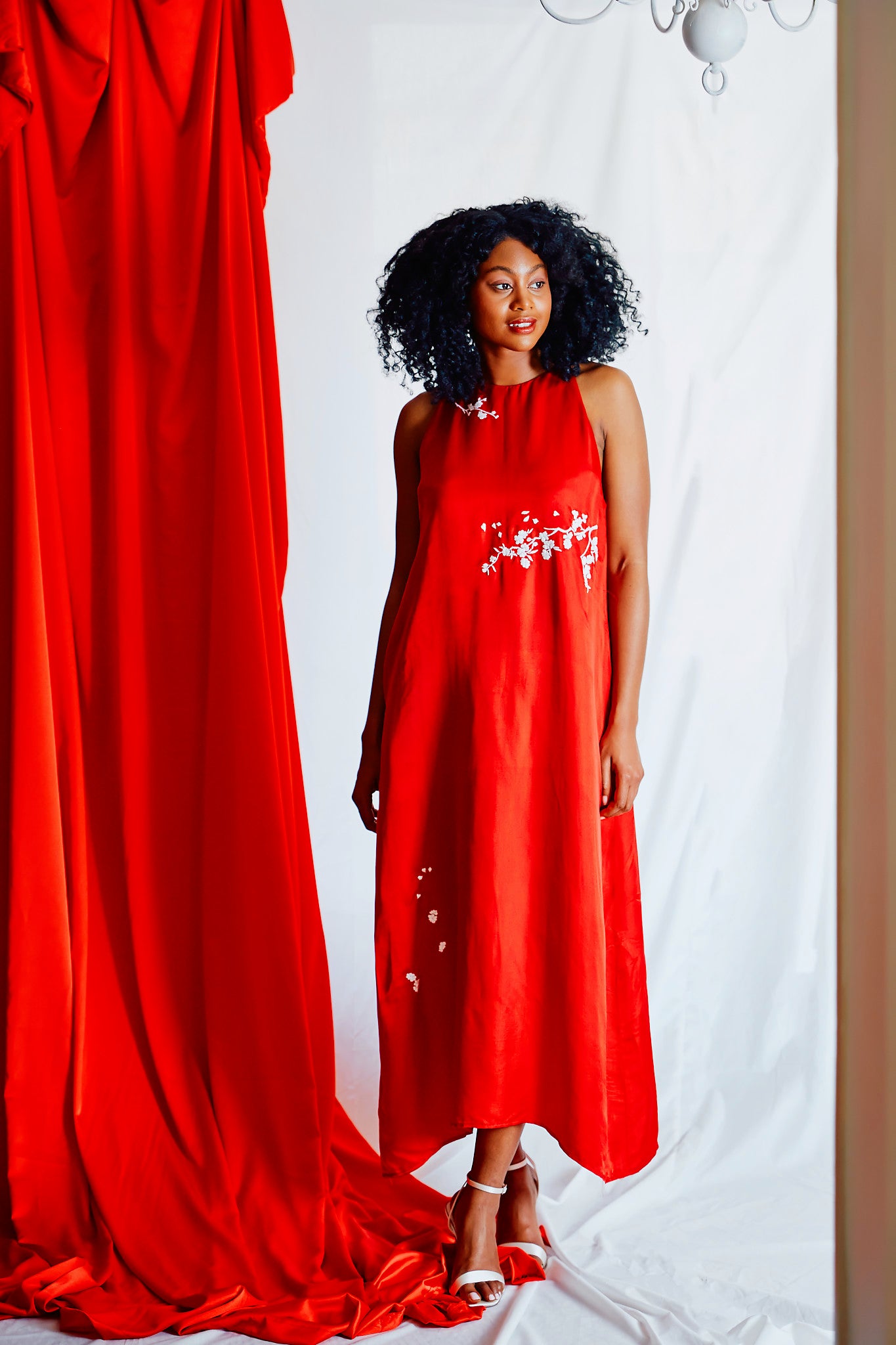 Robe longue rouge en soie brodée à la main