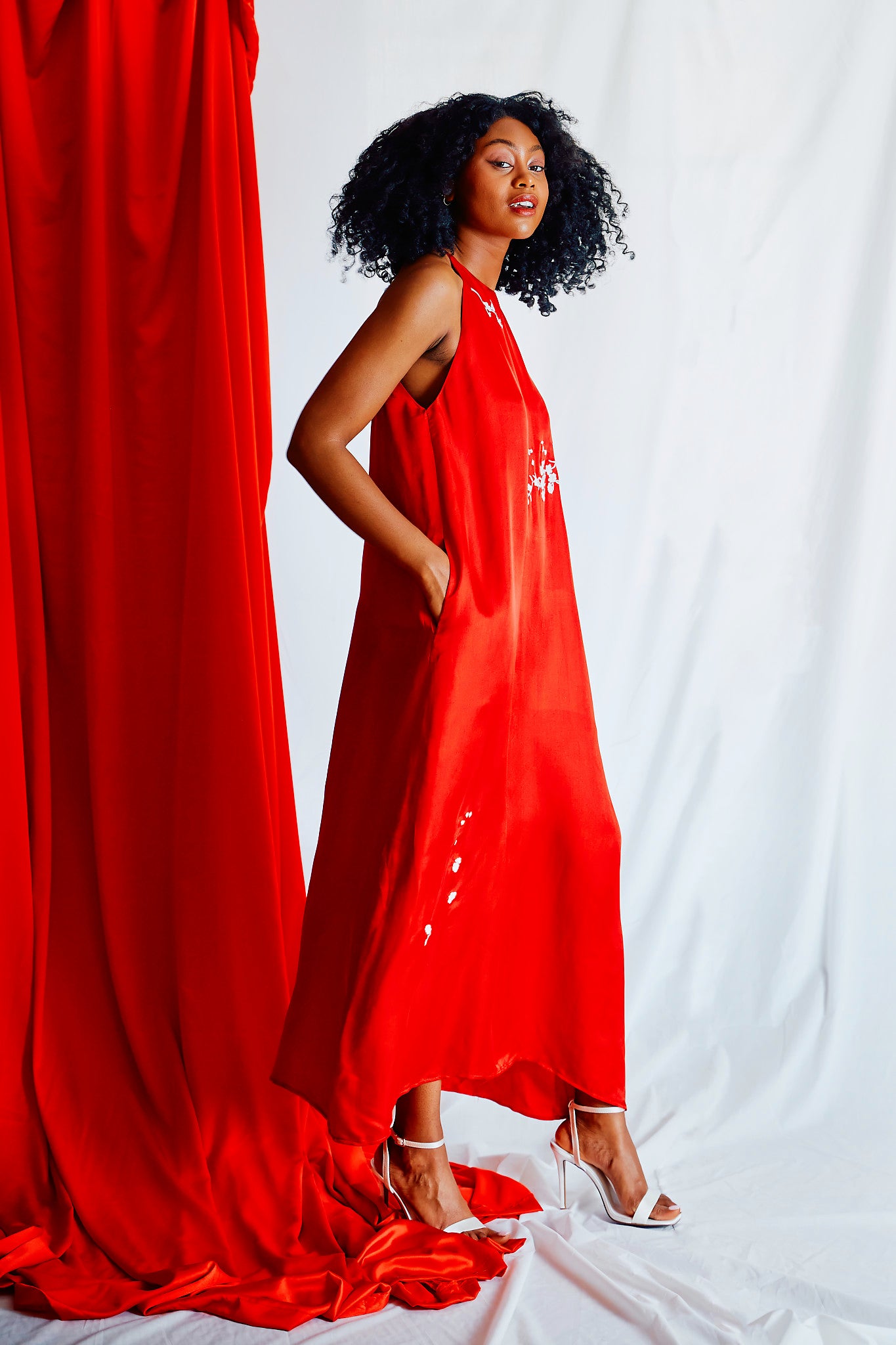 Robe longue rouge en soie brodée à la main