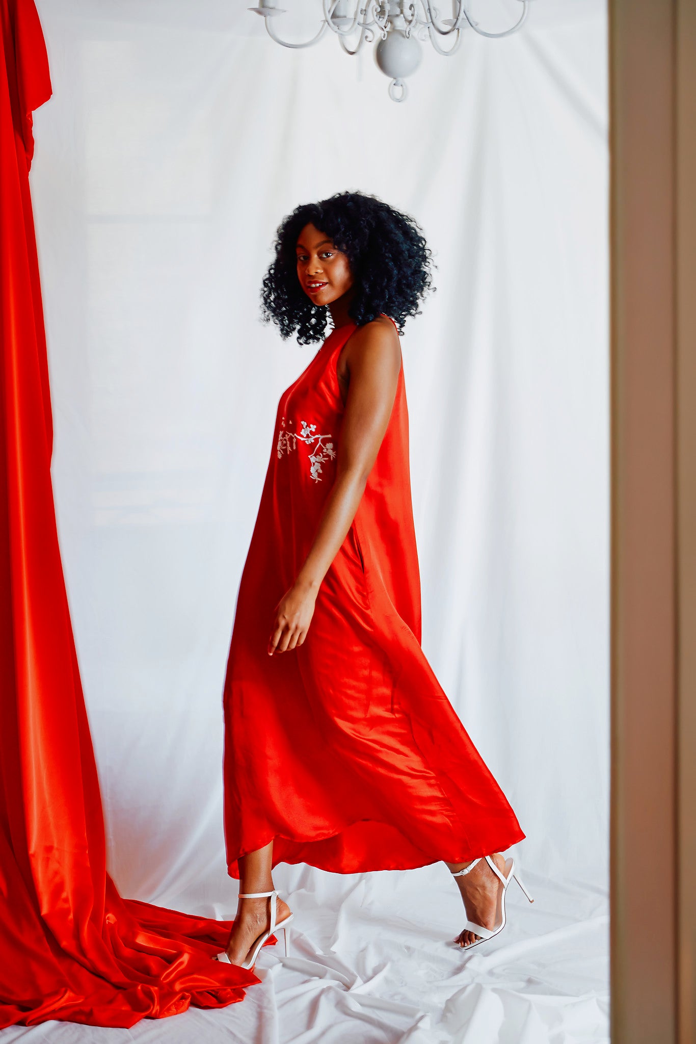 Robe longue rouge en soie brodée à la main