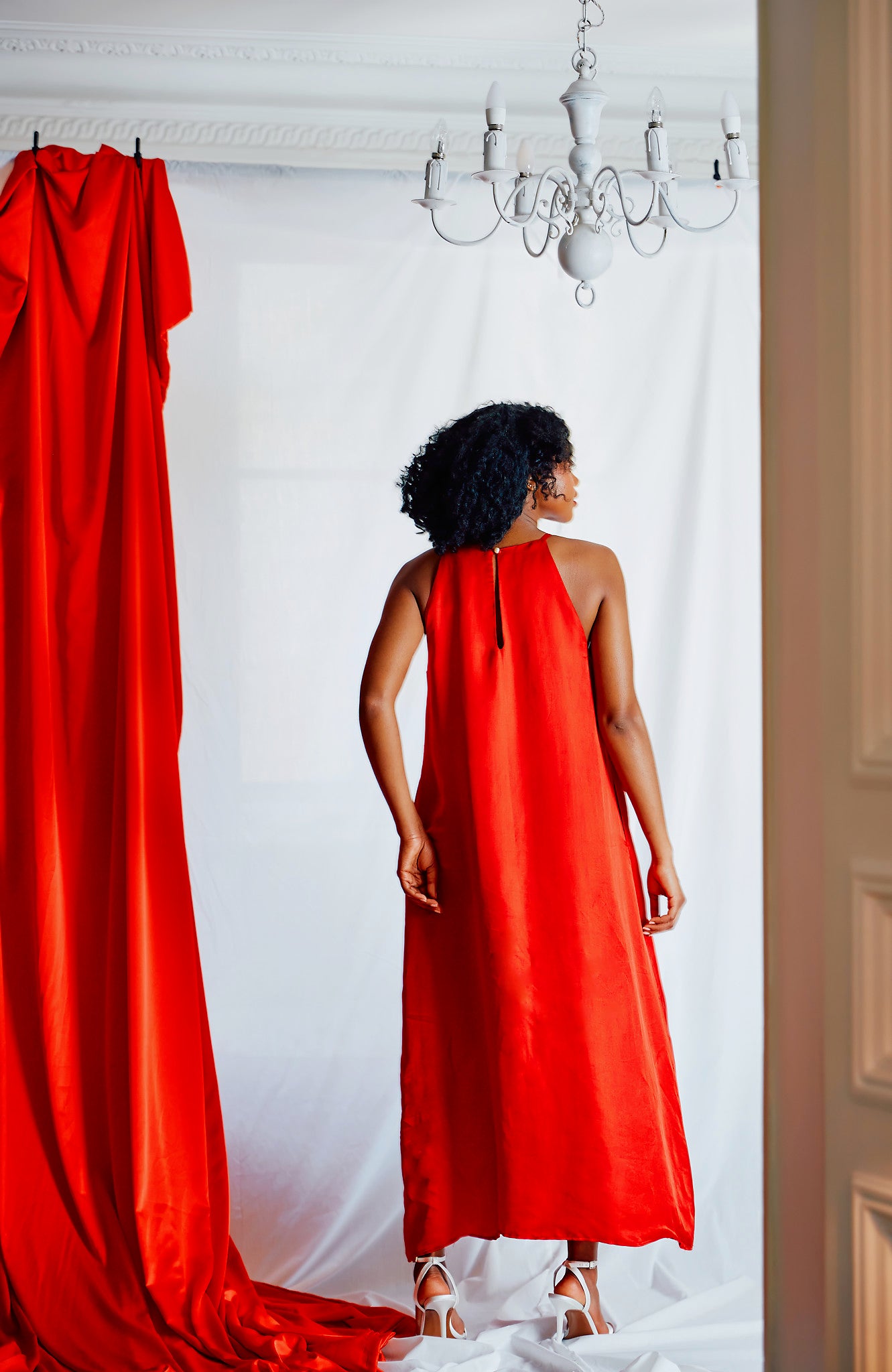 Robe longue rouge en soie brodée à la main