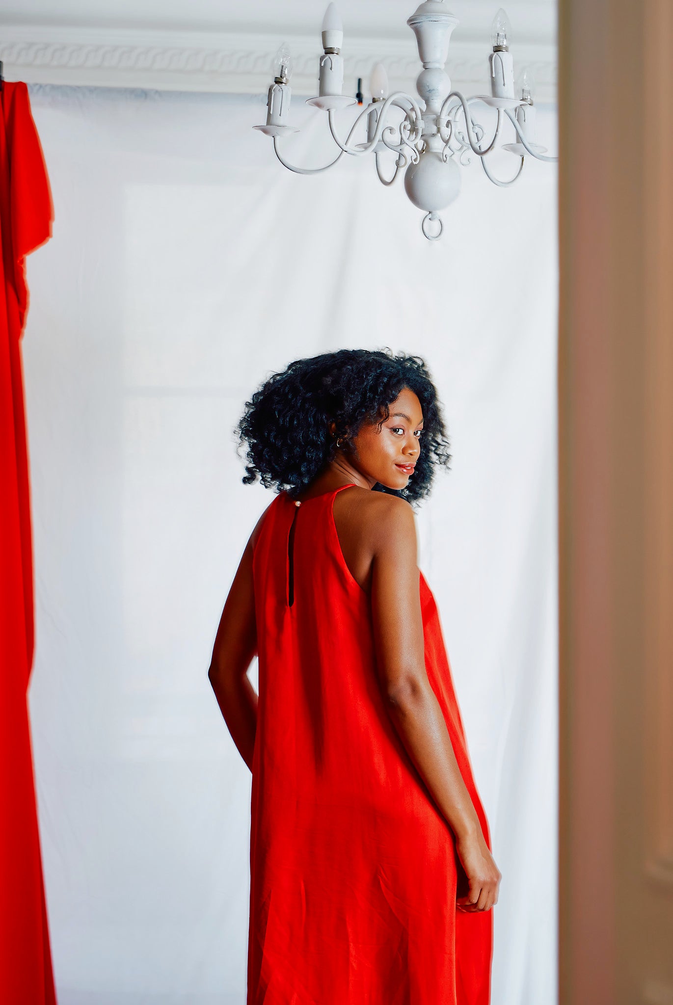 Robe longue rouge en soie brodée à la main