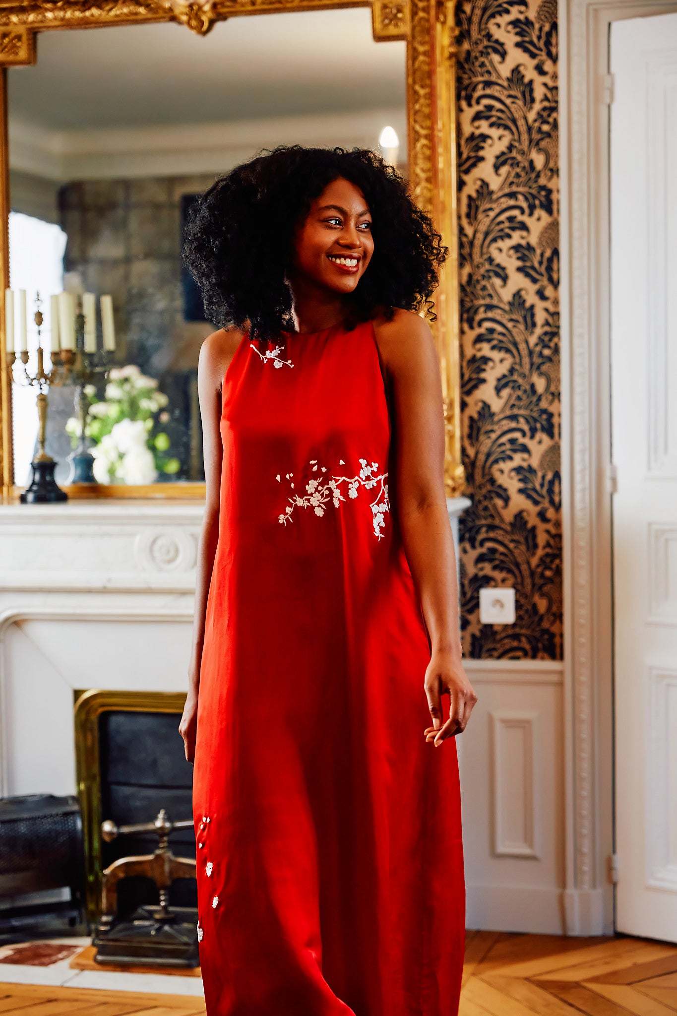 Robe longue rouge en soie brodée à la main