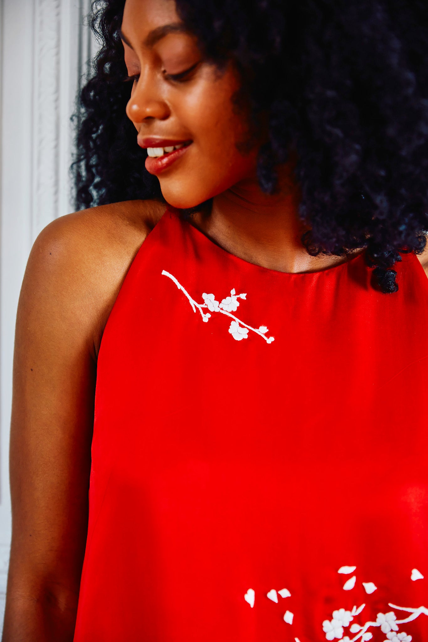 Robe longue rouge en soie brodée à la main