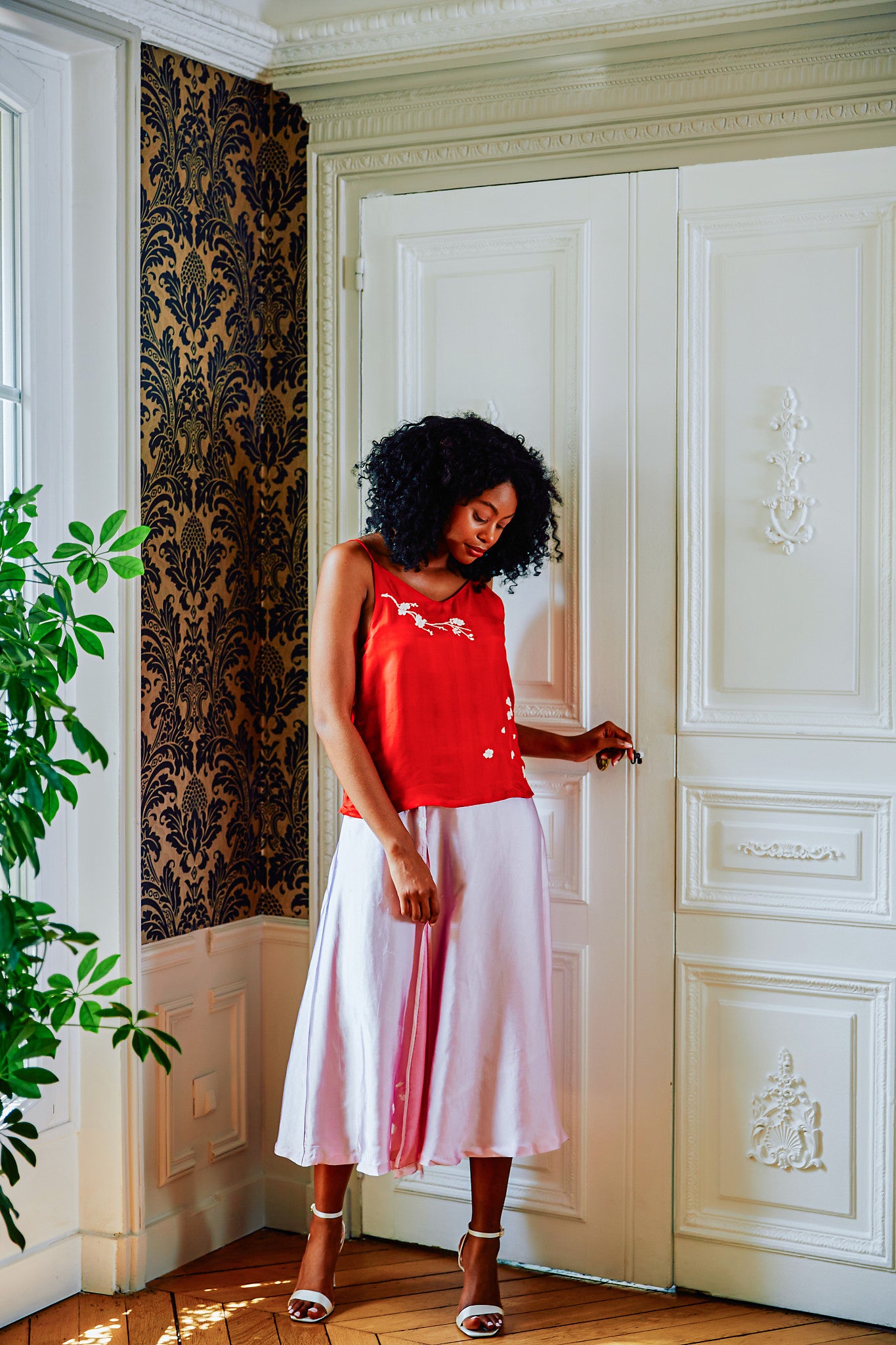 Red silk camisole hand embroidered_débardeur rouge en soie vietnamienne, motif floral brodé à la main