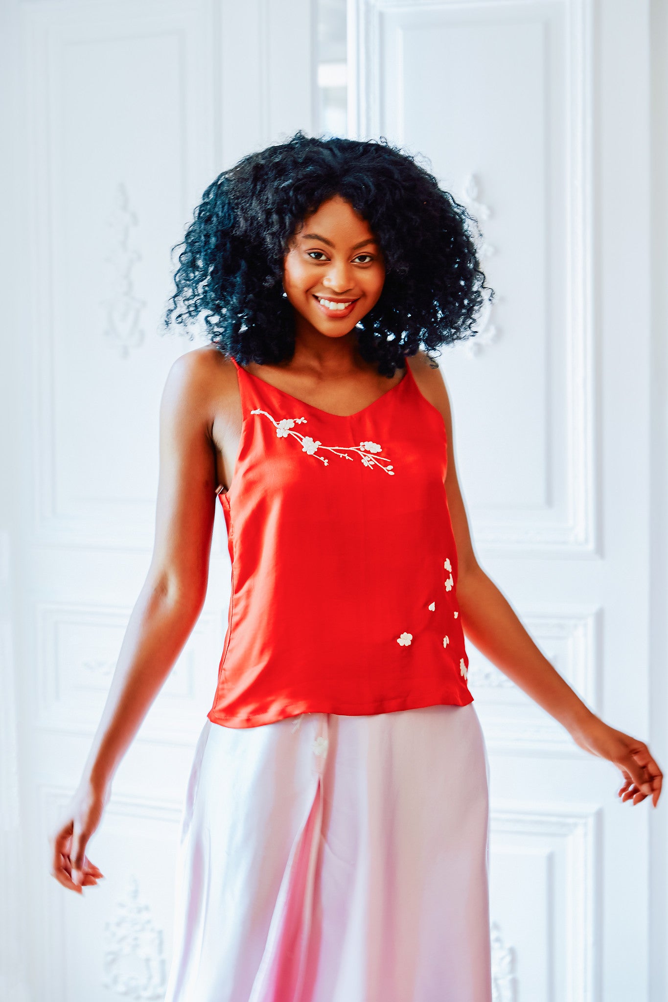 Red silk camisole hand embroidered_débardeur rouge en soie vietnamienne, motif floral brodé à la main