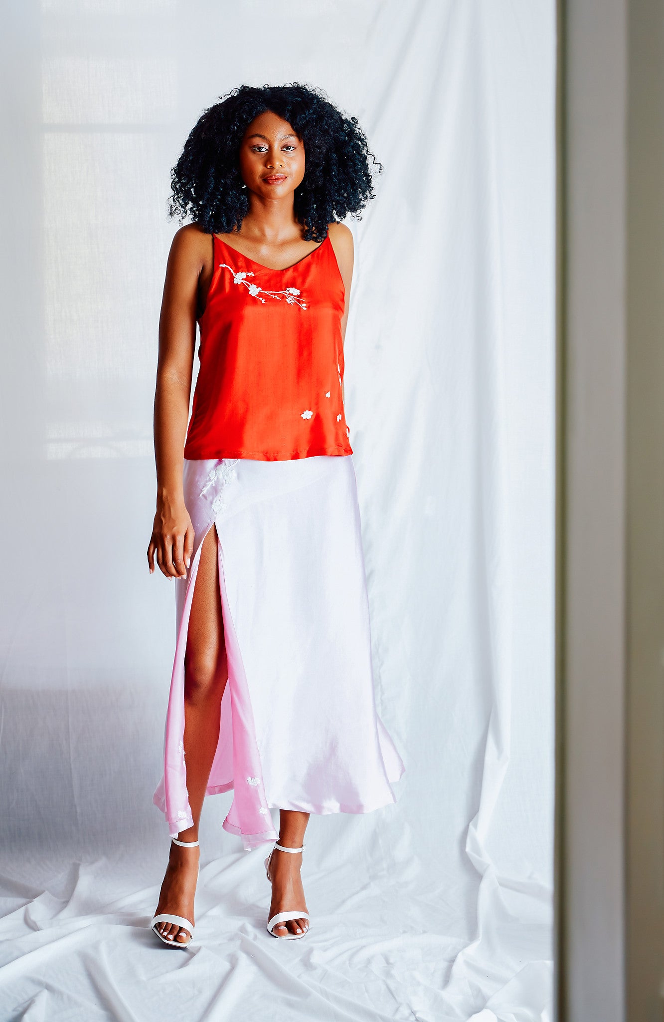 Red silk camisole hand embroidered_débardeur rouge en soie vietnamienne, motif floral brodé à la main