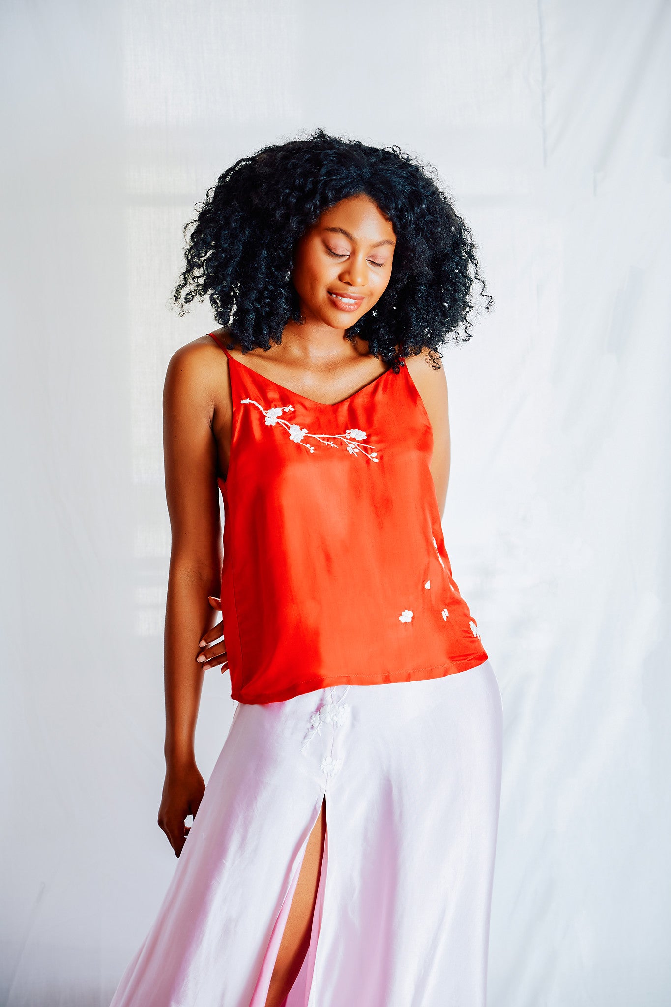 Red silk camisole hand embroidered_débardeur rouge en soie vietnamienne, motif floral brodé à la main