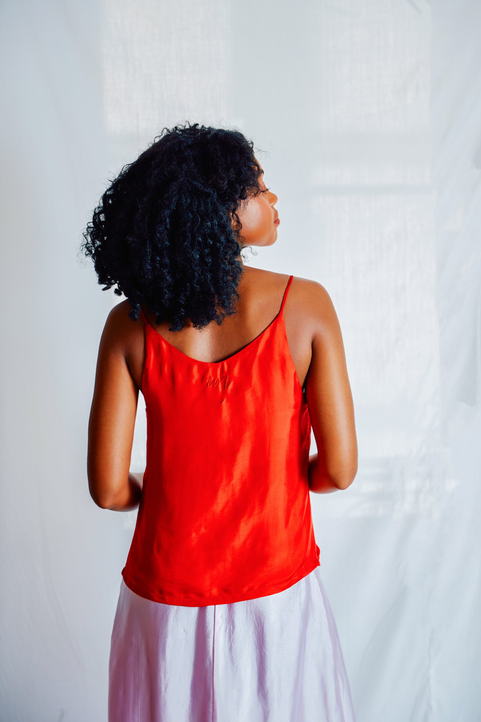 Red silk camisole hand embroidered_débardeur rouge en soie vietnamienne, motif floral brodé à la main