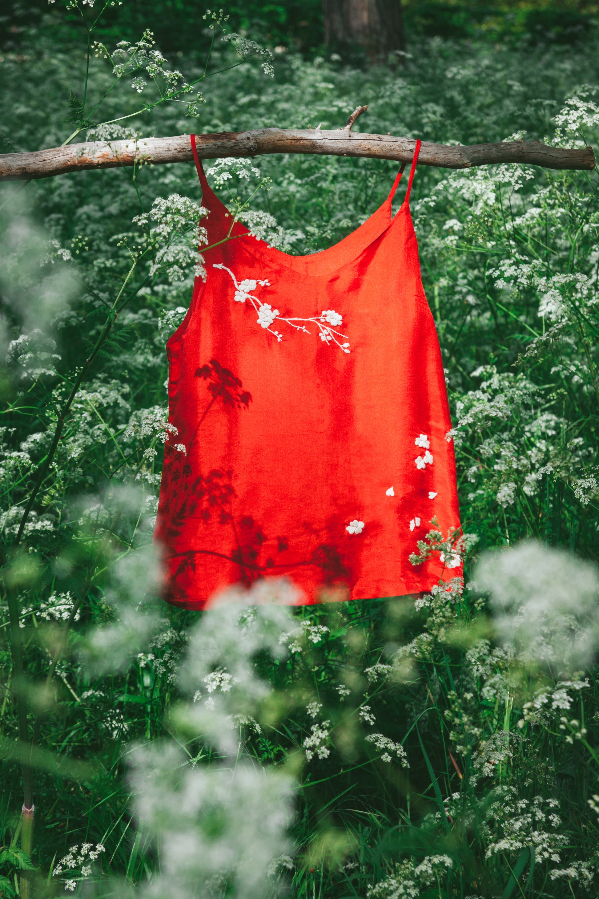 Red silk camisole hand embroidered_débardeur rouge en soie vietnamienne, motif floral brodé à la main