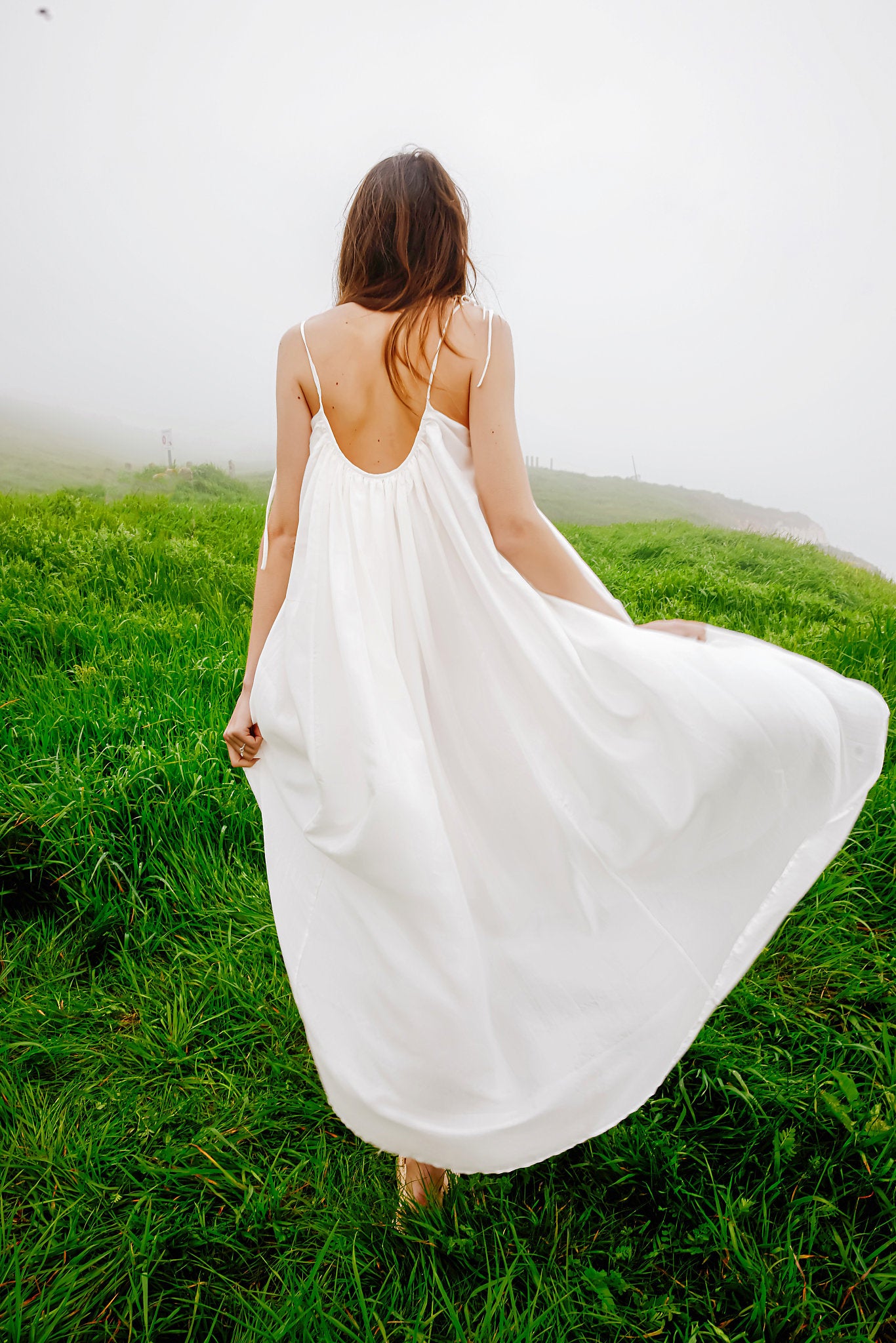Robe d'été dos nu fluide légère en moussline de soie_robe en soie blanche