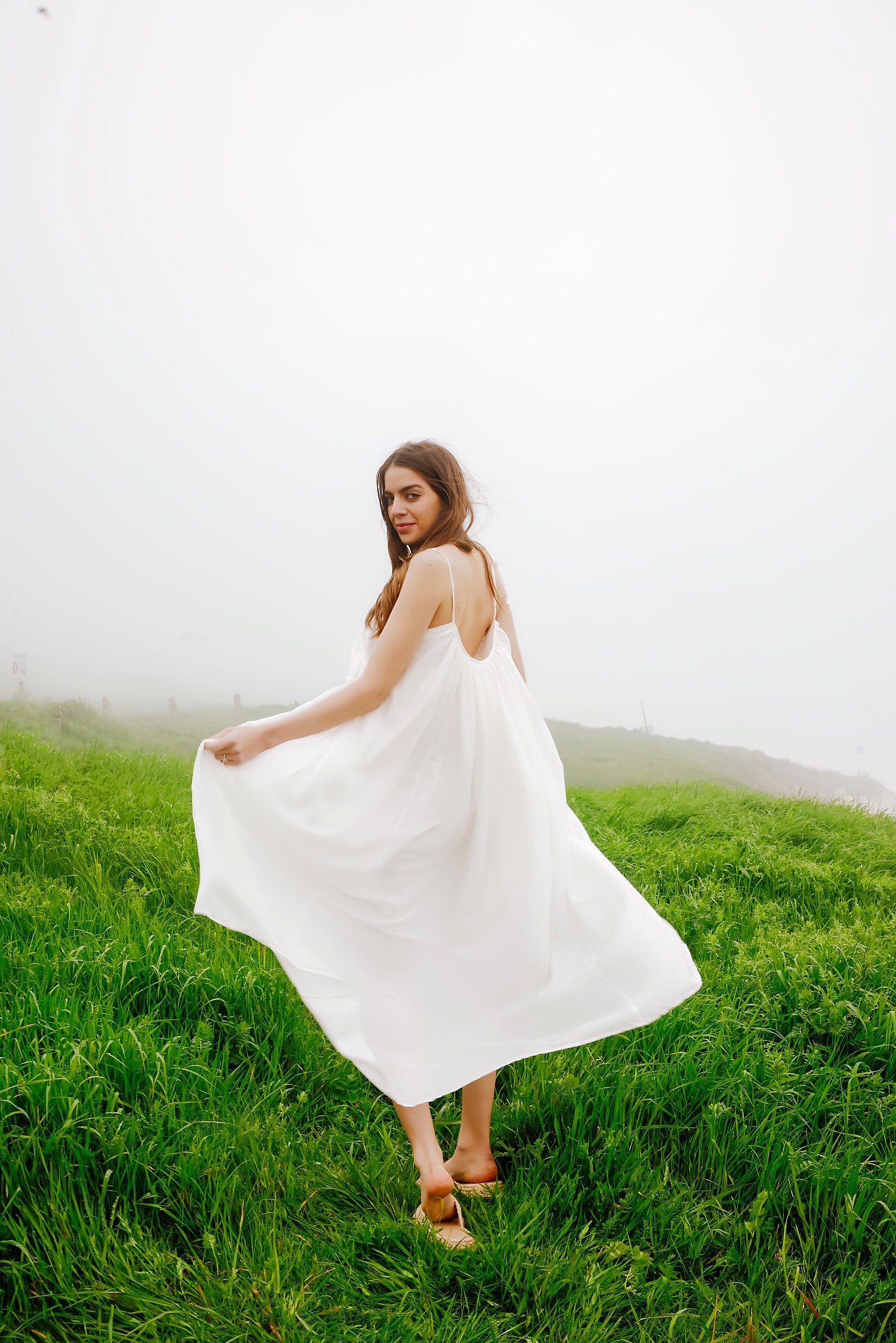 Robe d'été dos nu fluide légère en moussline de soie_robe en soie blanche