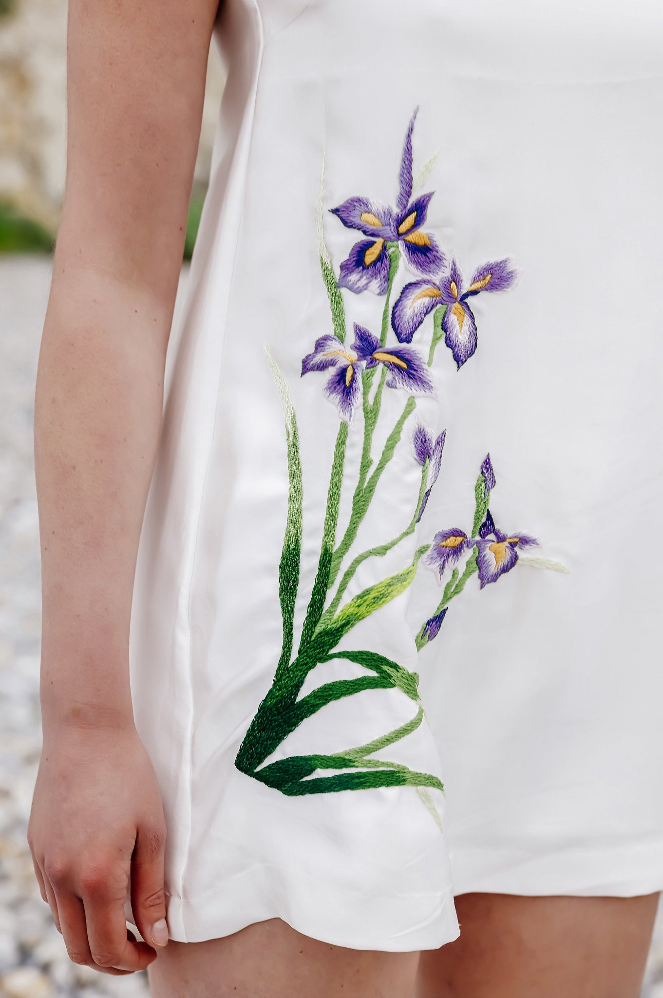 Mini-robe blanche en soie branche d'iris brodée main